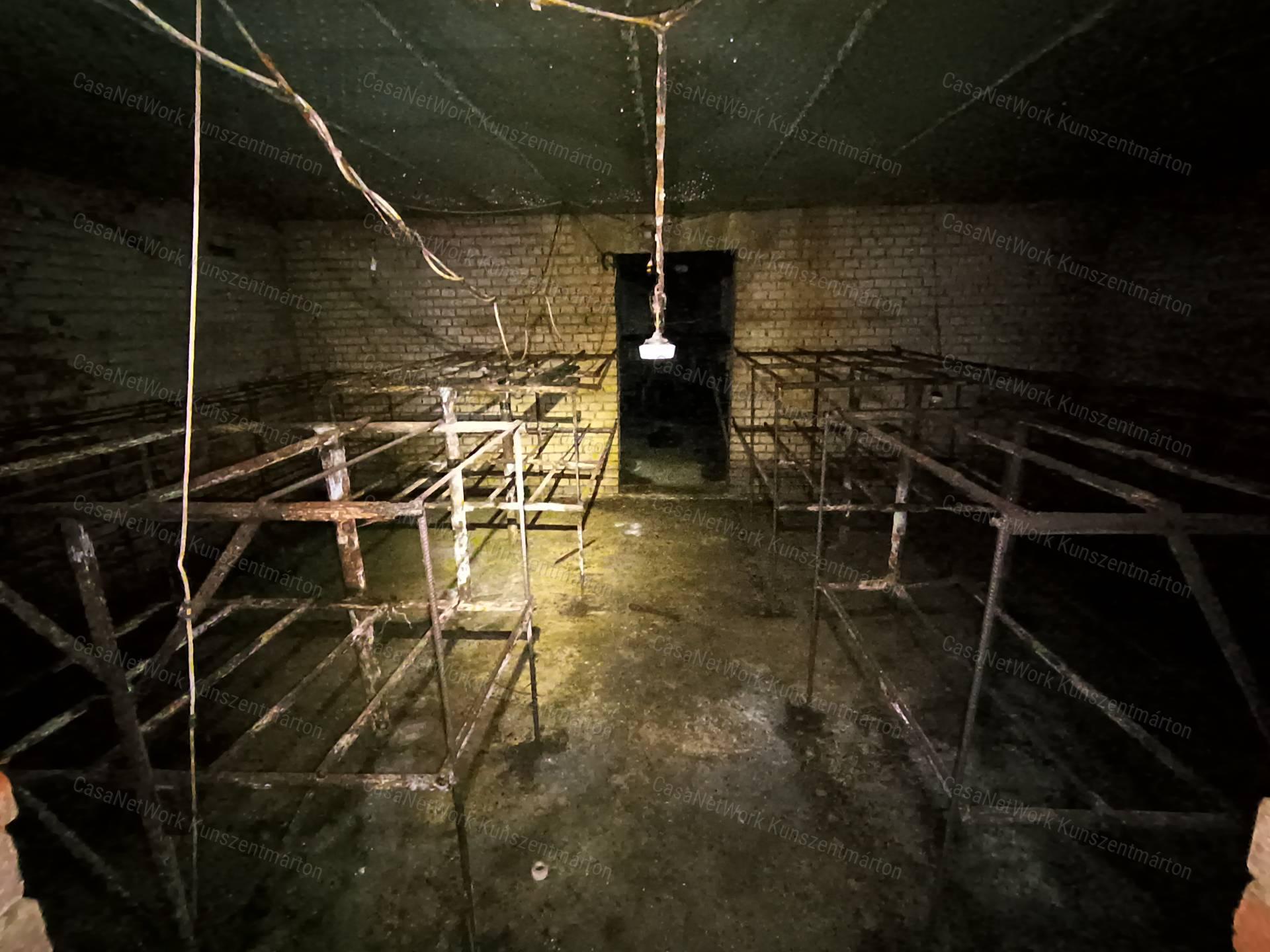 Kunszentmártonban eladó építési telek 350m2-es pincével