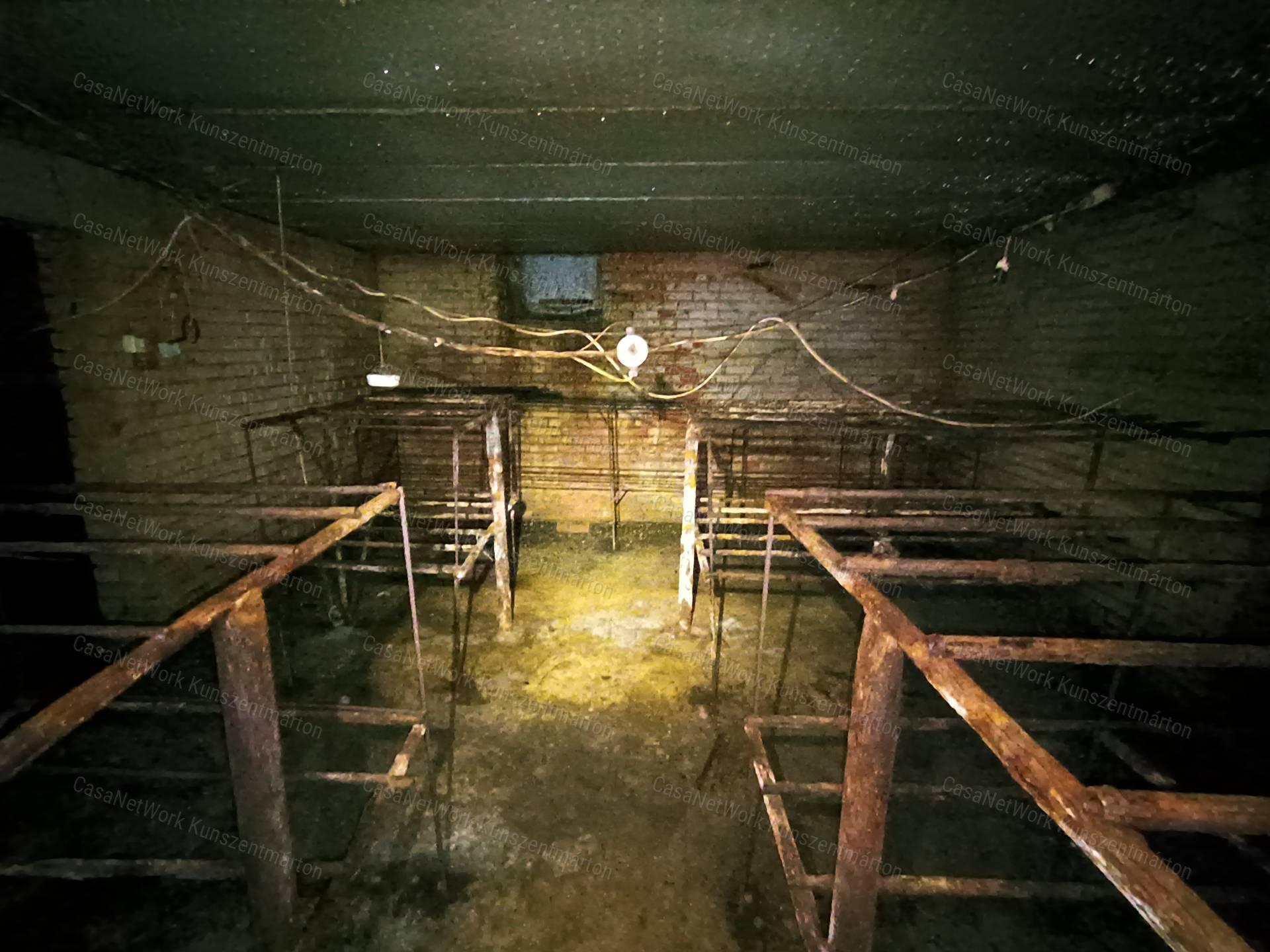 Kunszentmártonban eladó építési telek 350m2-es pincével