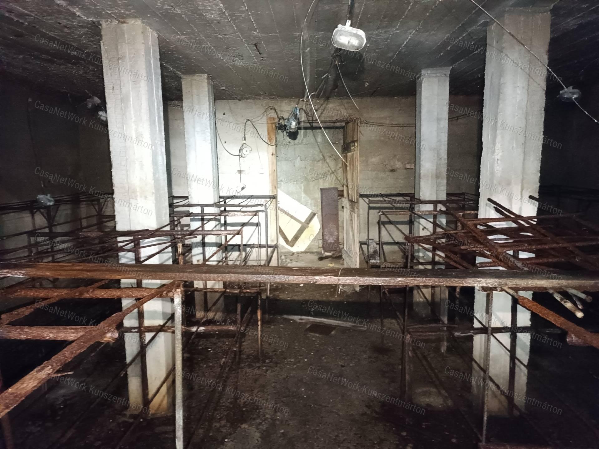 Kunszentmártonban eladó építési telek 350m2-es pincével