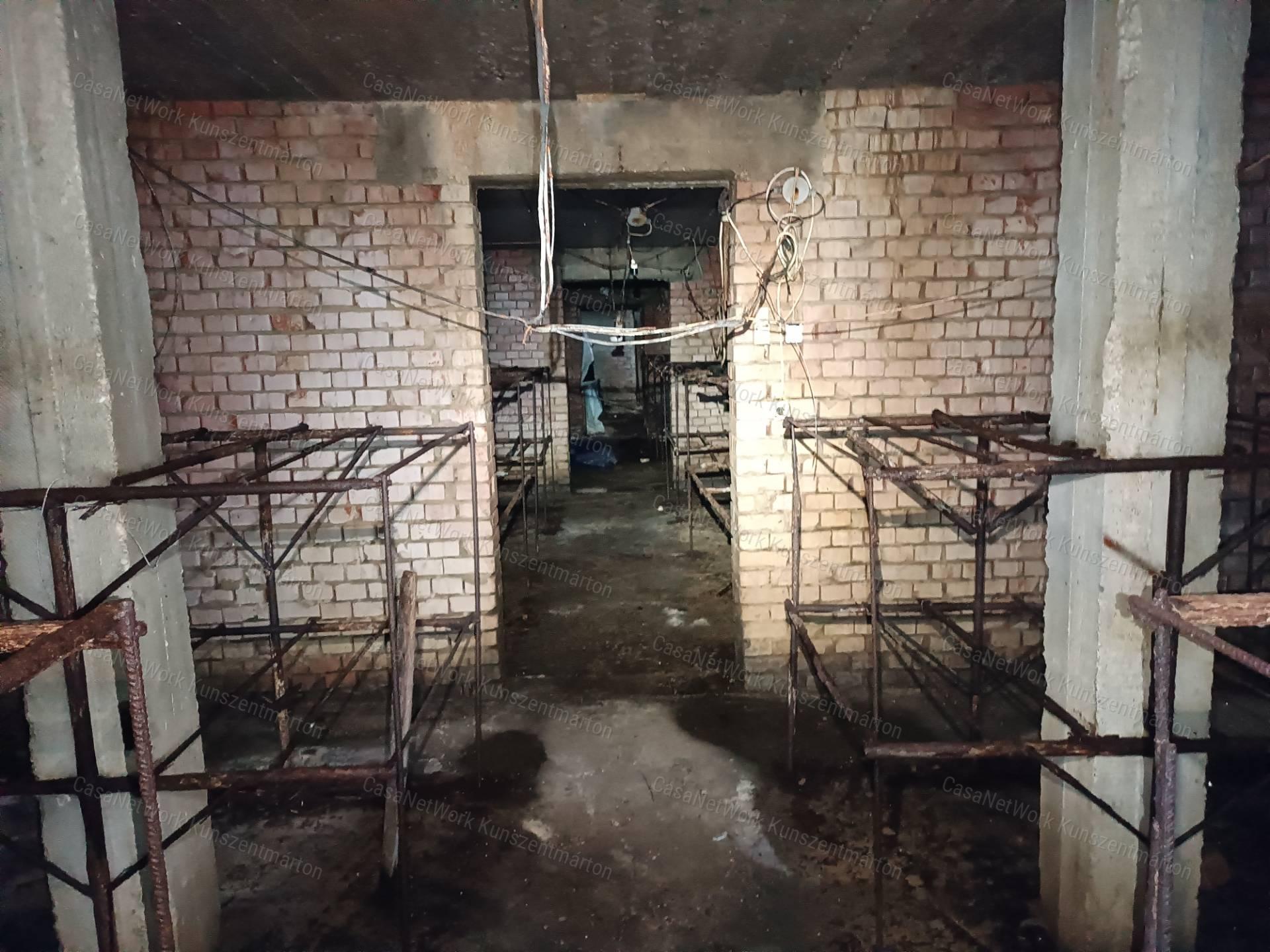Kunszentmártonban eladó építési telek 350m2-es pincével
