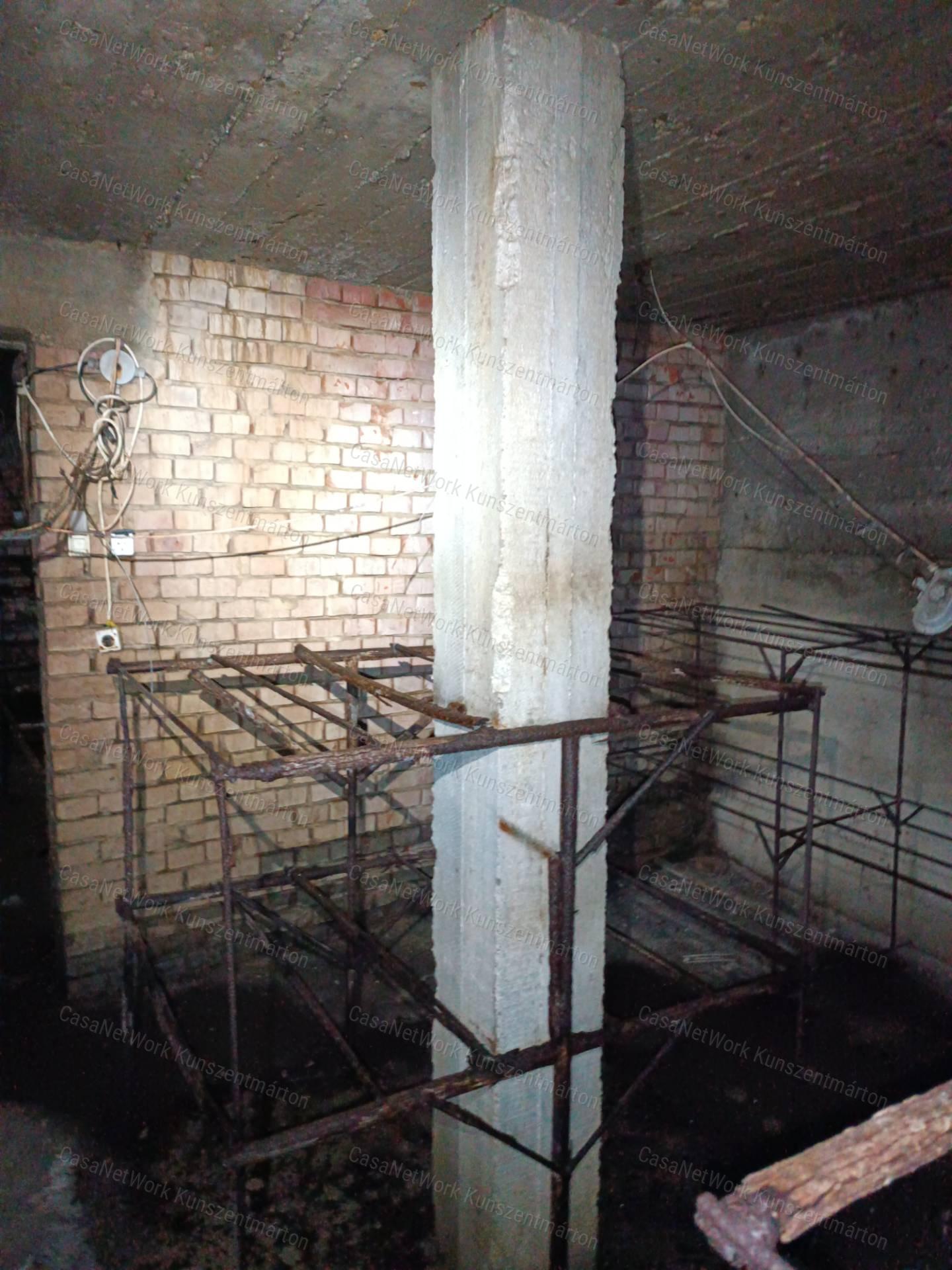 Kunszentmártonban eladó építési telek 350m2-es pincével