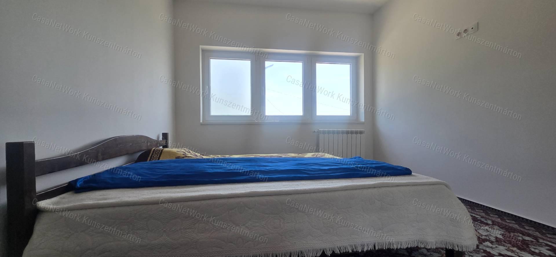 Tárnokon eladó háromszintes, újszerű állapotú ház, panorámás kilátás!