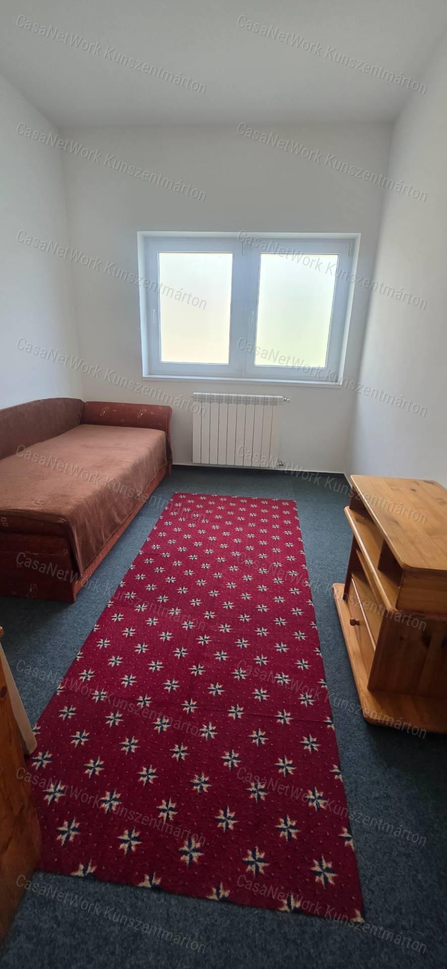 Tárnokon eladó háromszintes, újszerű állapotú ház, panorámás kilátás!