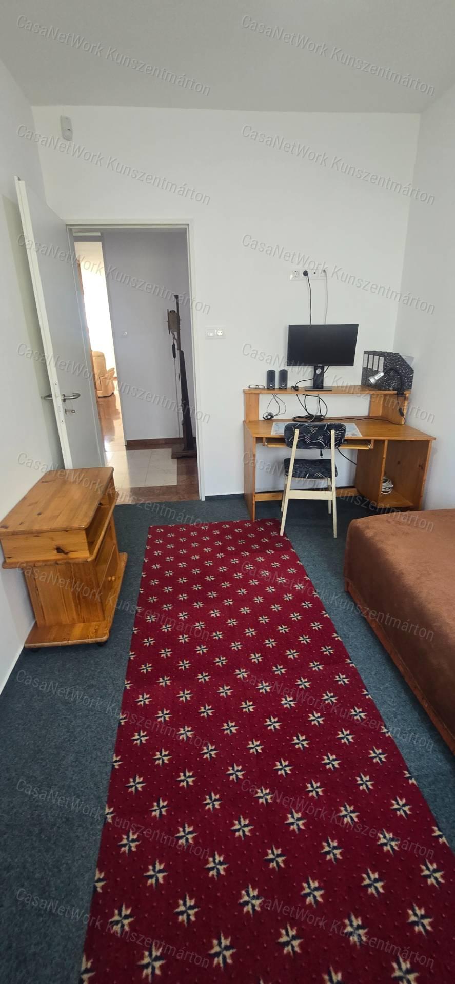 Tárnokon eladó háromszintes, újszerű állapotú ház, panorámás kilátás!