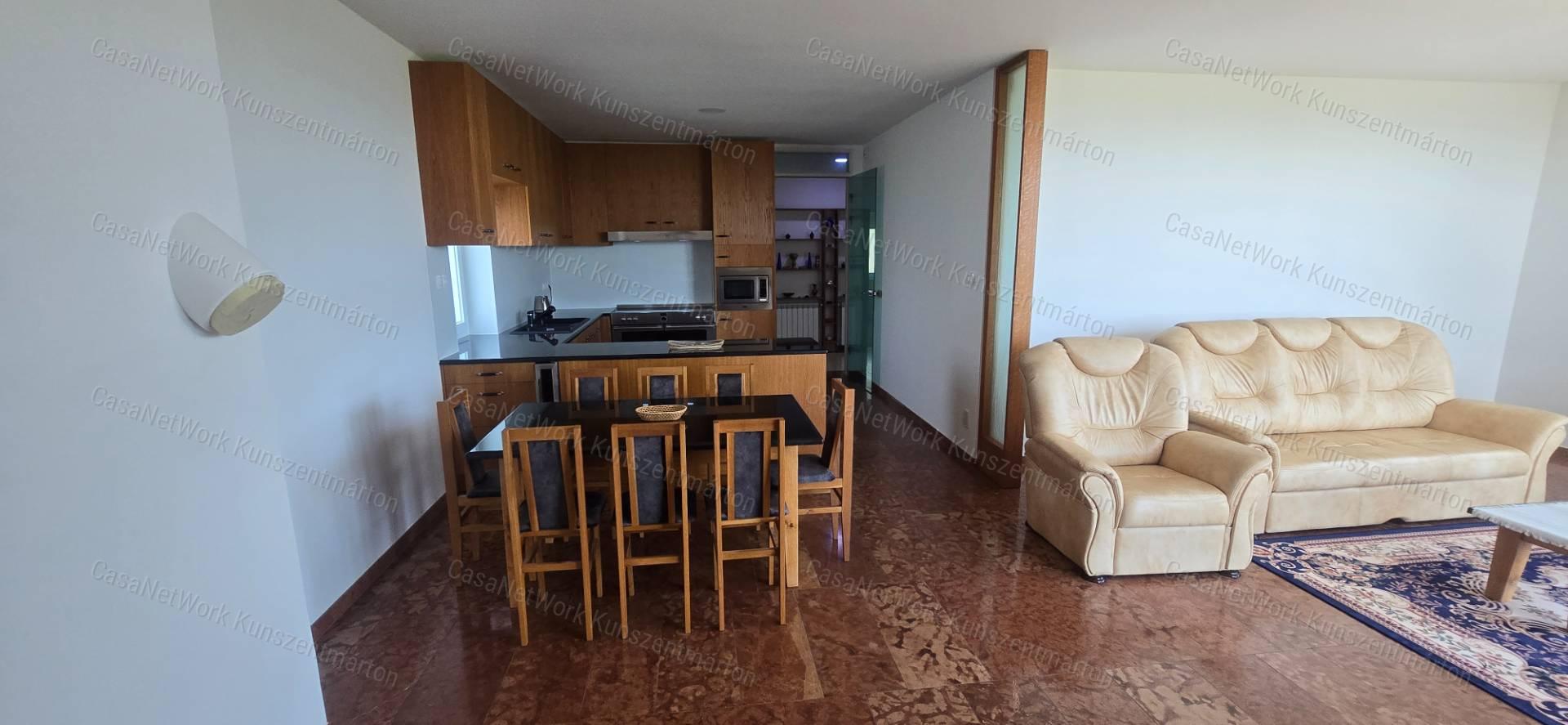 Tárnokon eladó háromszintes, újszerű állapotú ház, panorámás kilátás!