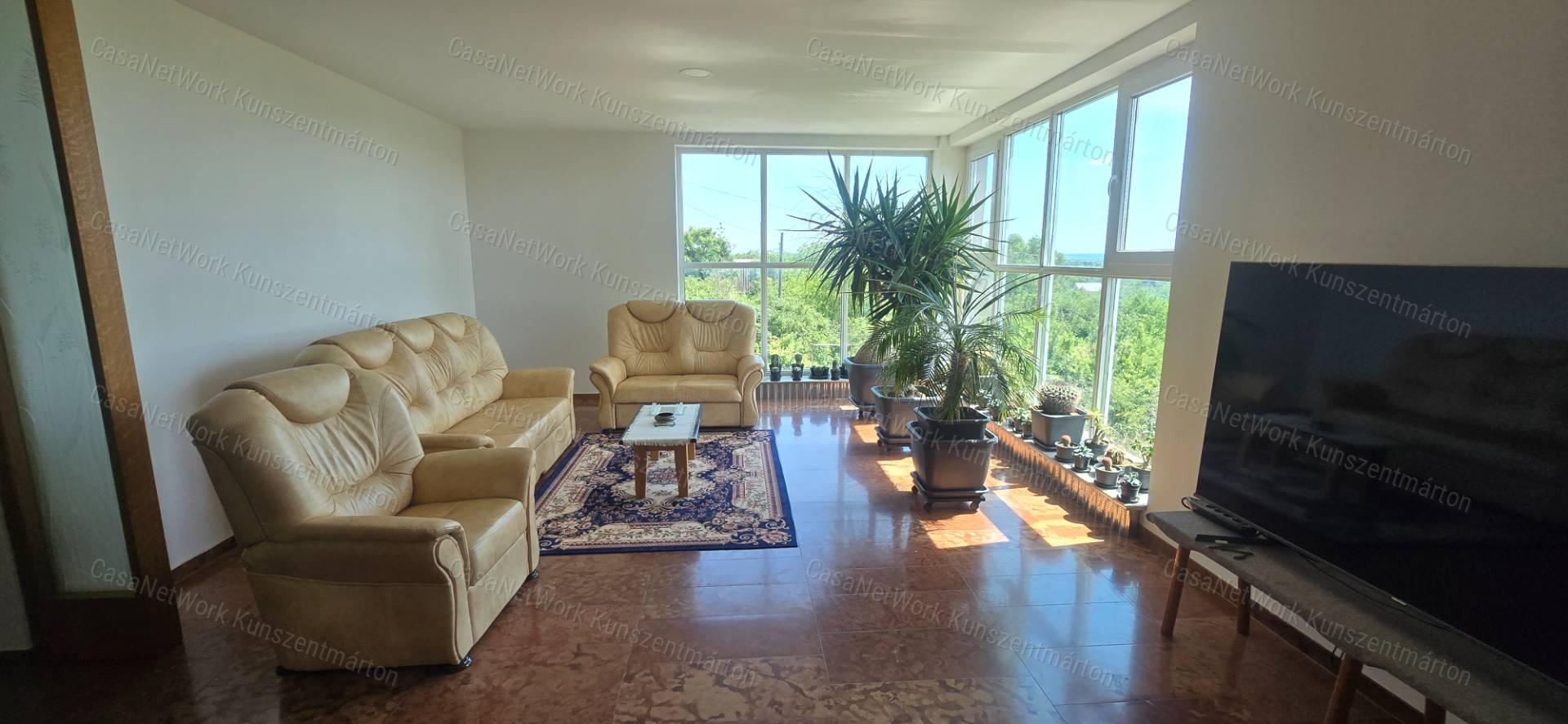 Tárnokon eladó háromszintes, újszerű állapotú ház, panorámás kilátás!
