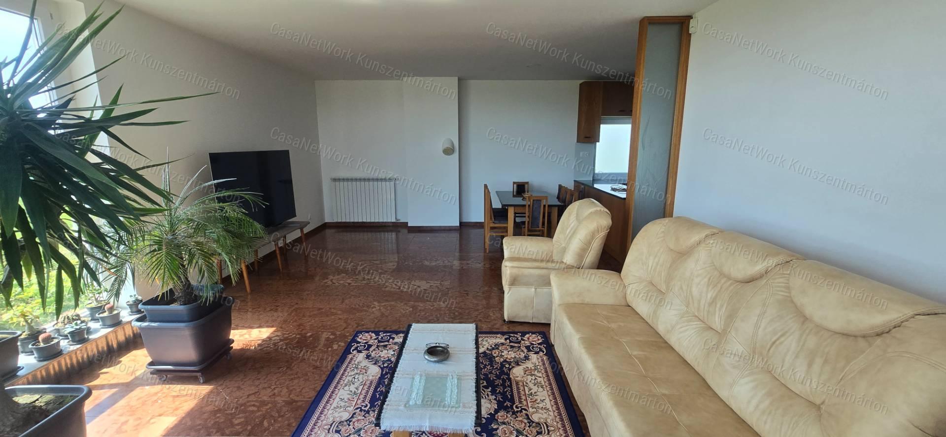 Tárnokon eladó háromszintes, újszerű állapotú ház, panorámás kilátás!