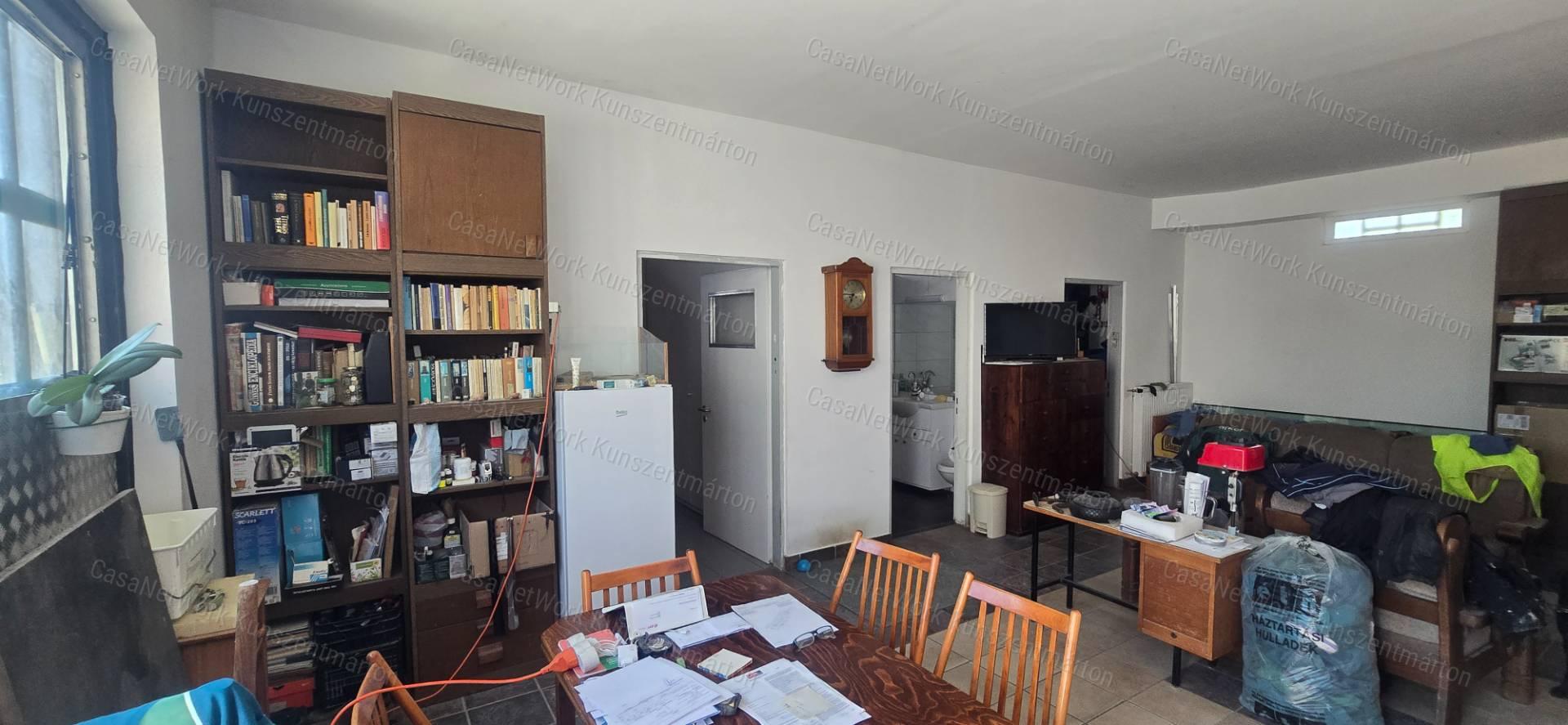 Tárnokon eladó háromszintes, újszerű állapotú ház, panorámás kilátás!