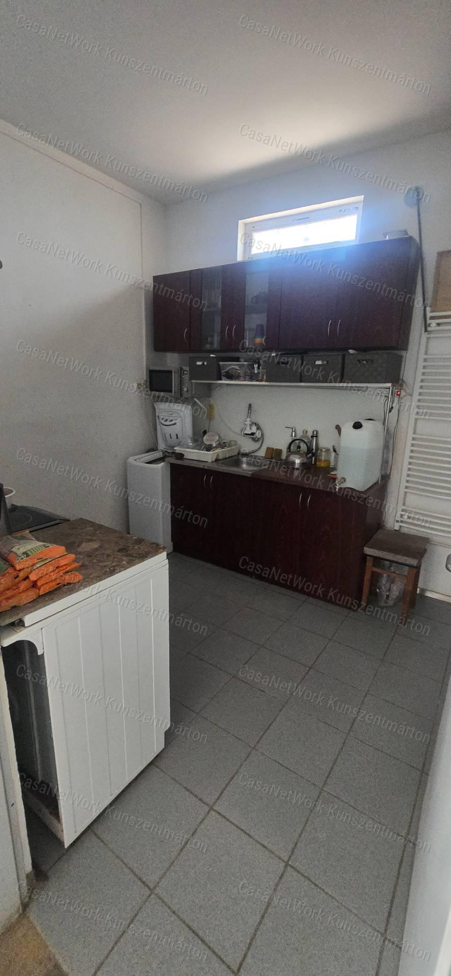 Tárnokon eladó háromszintes, újszerű állapotú ház, panorámás kilátás!