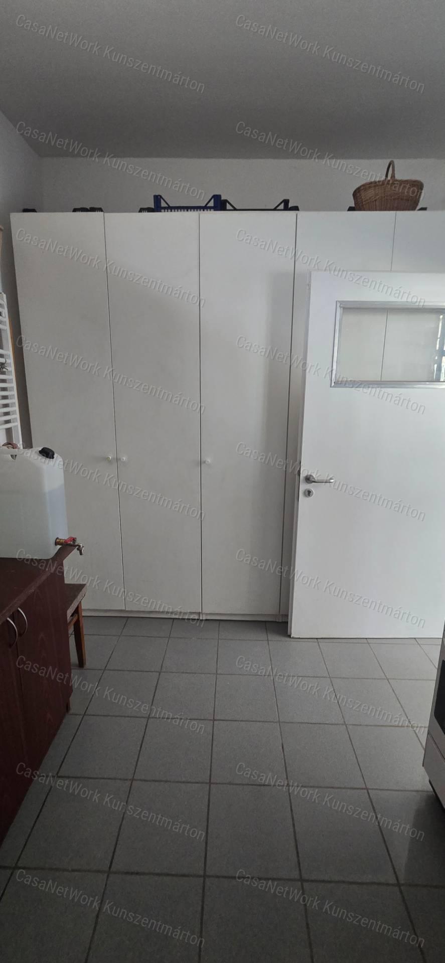 Tárnokon eladó háromszintes, újszerű állapotú ház, panorámás kilátás!