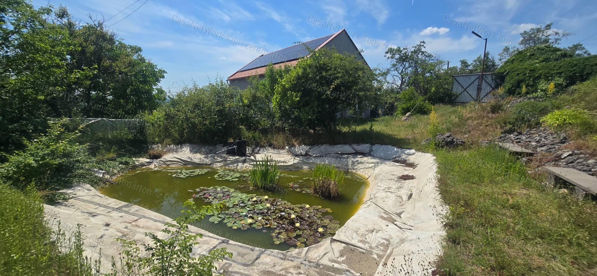 Tárnokon eladó háromszintes, újszerű állapotú ház, panorámás kilátás!