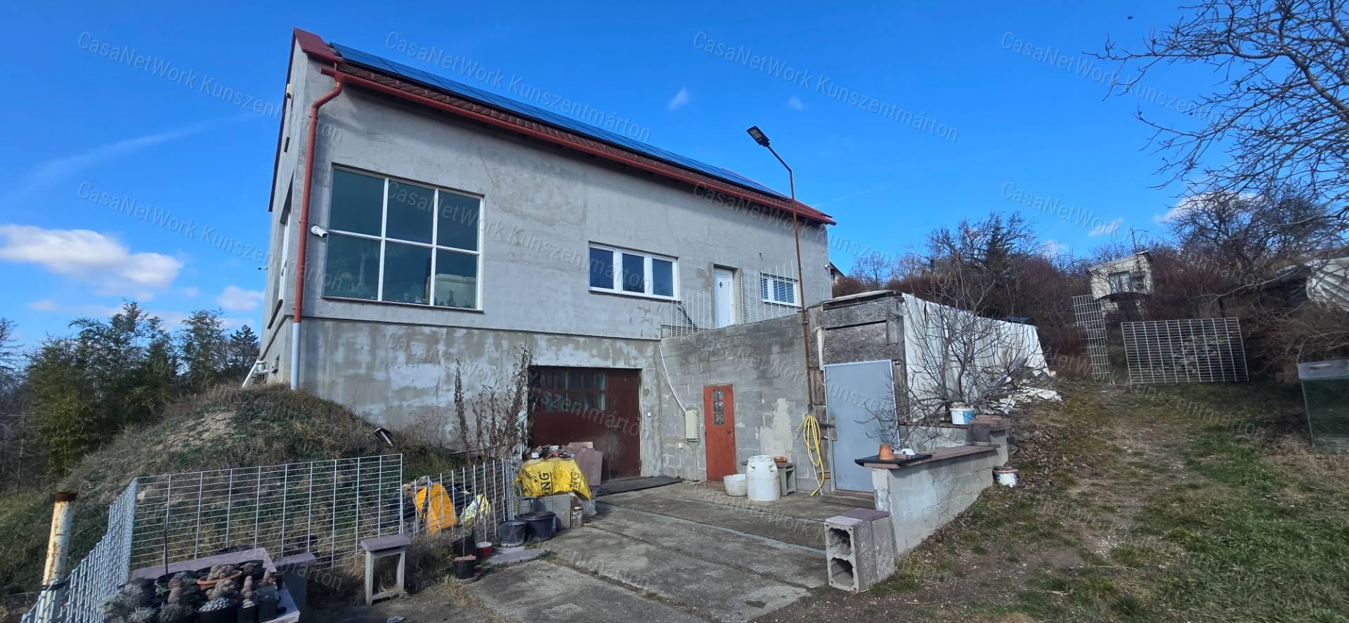 Tárnokon eladó háromszintes, újszerű állapotú ház, panorámás kilátás!