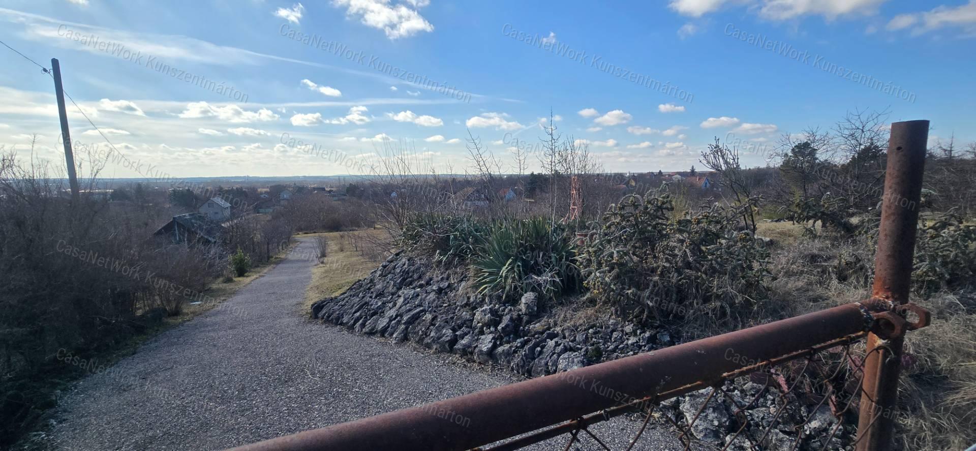Tárnokon eladó háromszintes, újszerű állapotú ház, panorámás kilátás!