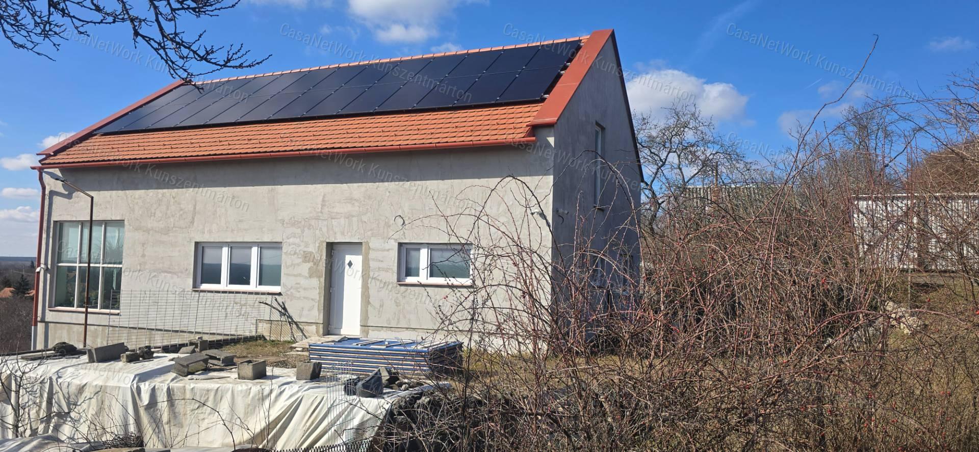 Tárnokon eladó háromszintes, újszerű állapotú ház, panorámás kilátás!