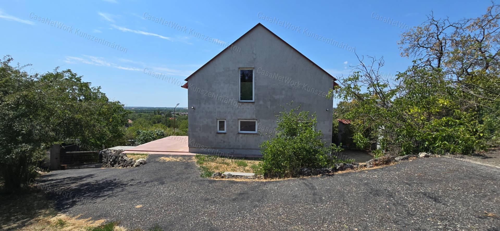 Tárnokon eladó háromszintes, újszerű állapotú ház, panorámás kilátás!