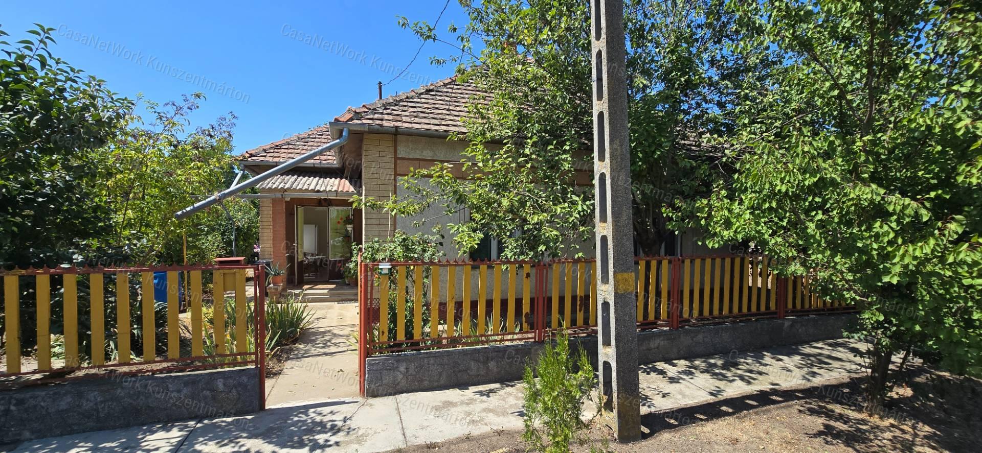 Szelevényen eladó 2 szobás, beköltözhető családi ház, garázzsal