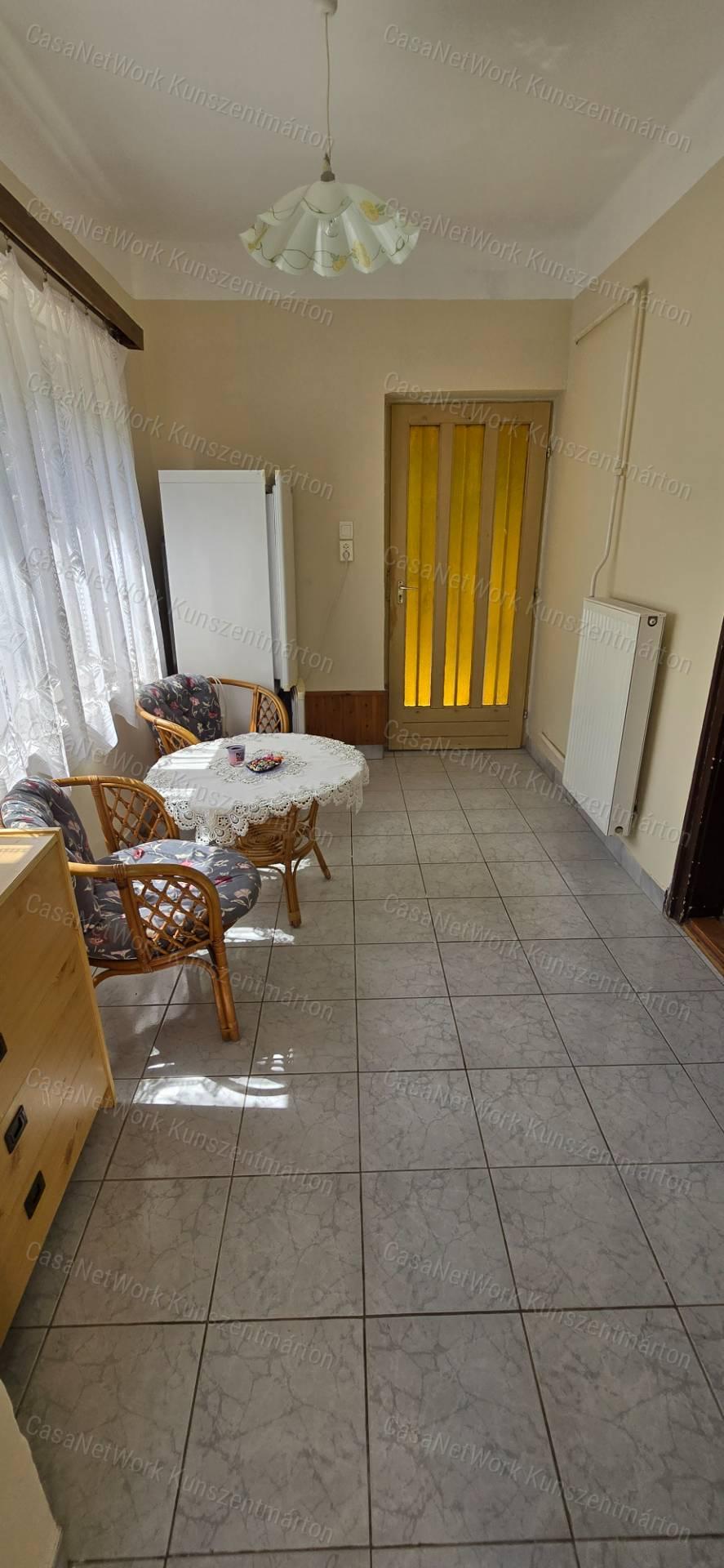 Szelevényen eladó 2 szobás, beköltözhető családi ház, garázzsal