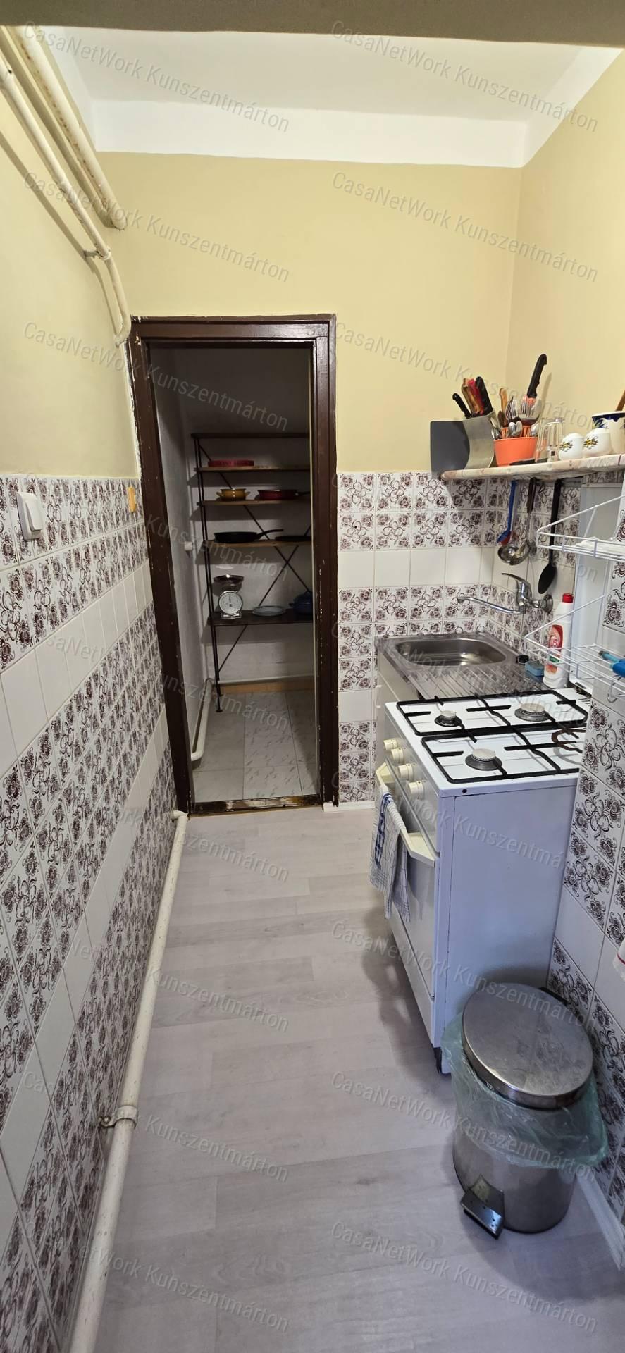 Szelevényen eladó 2 szobás, beköltözhető családi ház, garázzsal