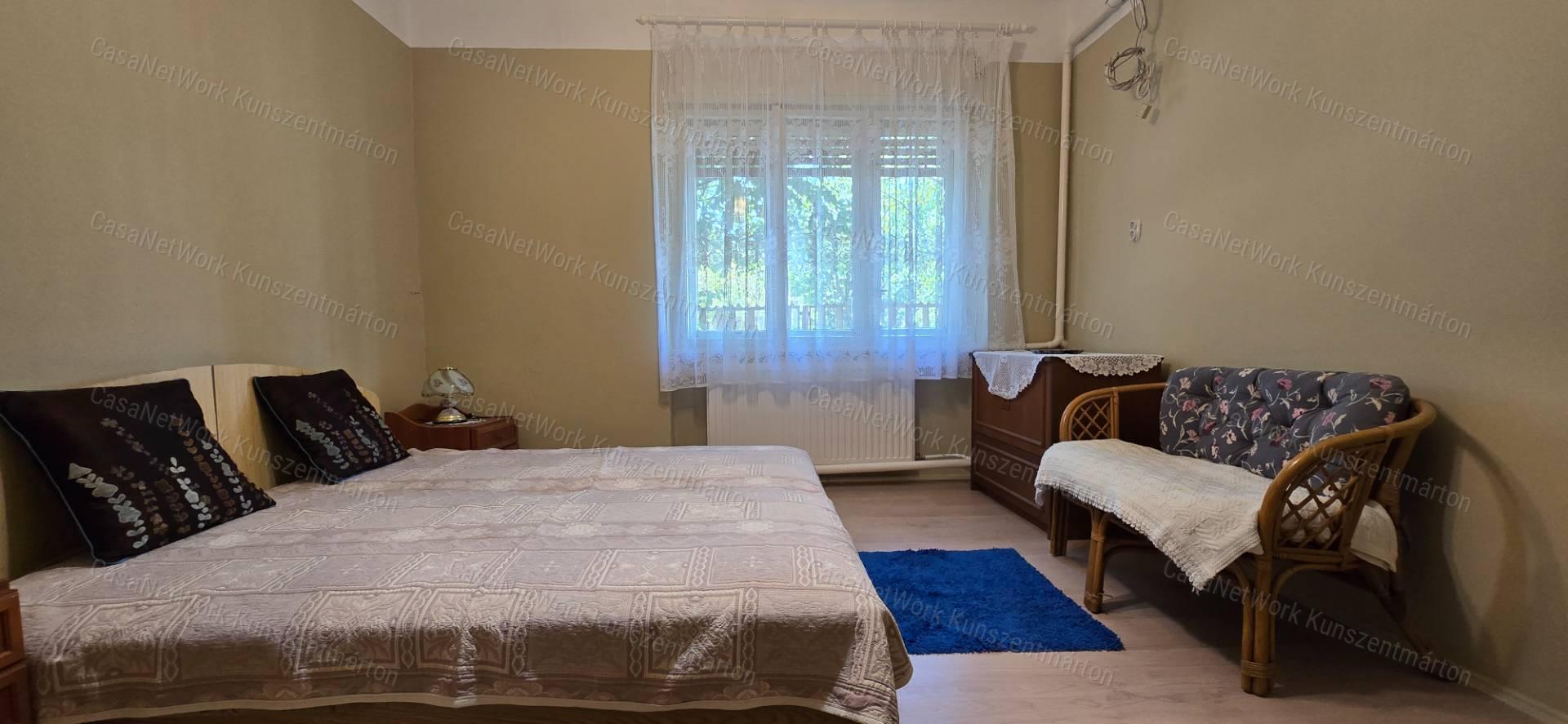 Szelevényen eladó 2 szobás, beköltözhető családi ház, garázzsal
