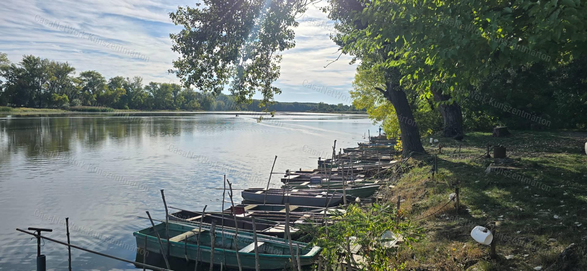 Tiszaalpáron a Holtágnál eladó telek, 31 m2-es nyaralóval