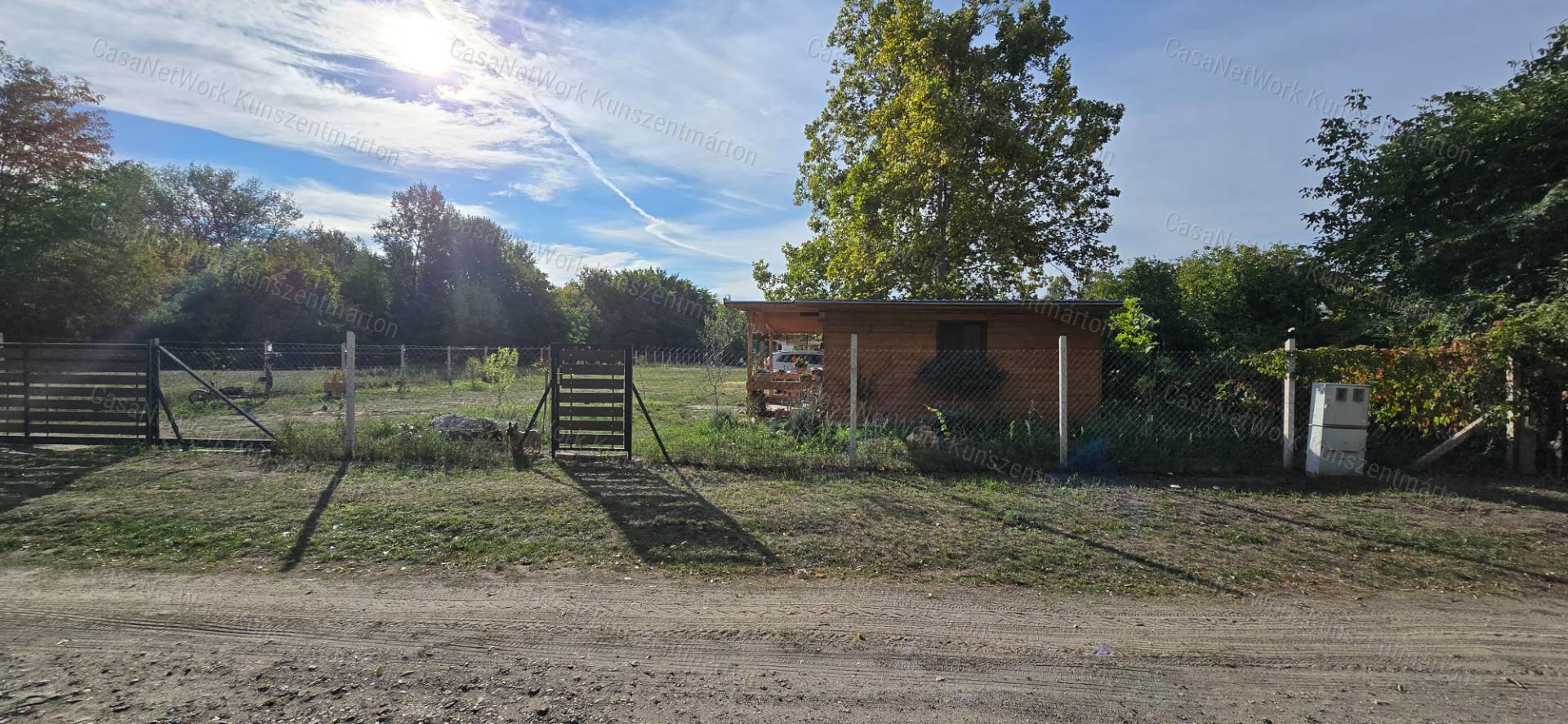 Tiszaalpáron a Holtágnál eladó telek, 31 m2-es nyaralóval