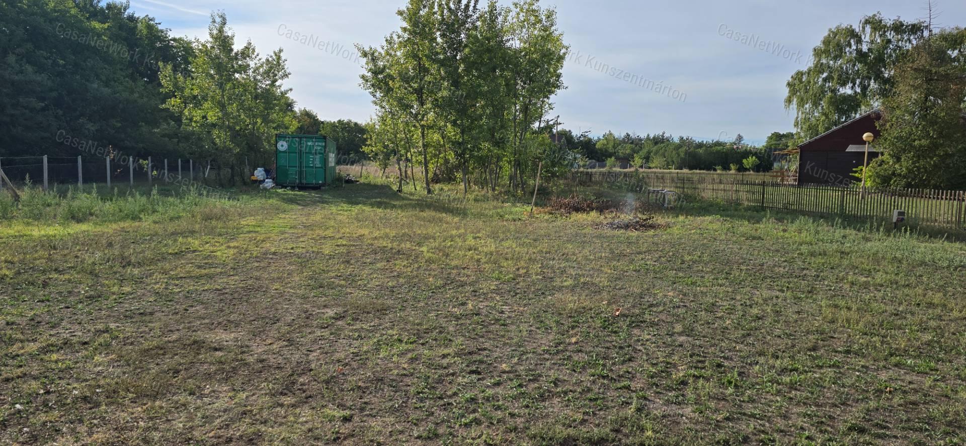 Tiszaalpáron a Holtágnál eladó telek, 31 m2-es nyaralóval