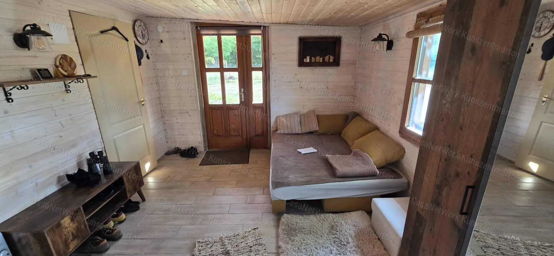 Tiszaalpáron a Holtágnál eladó telek, 31 m2-es nyaralóval