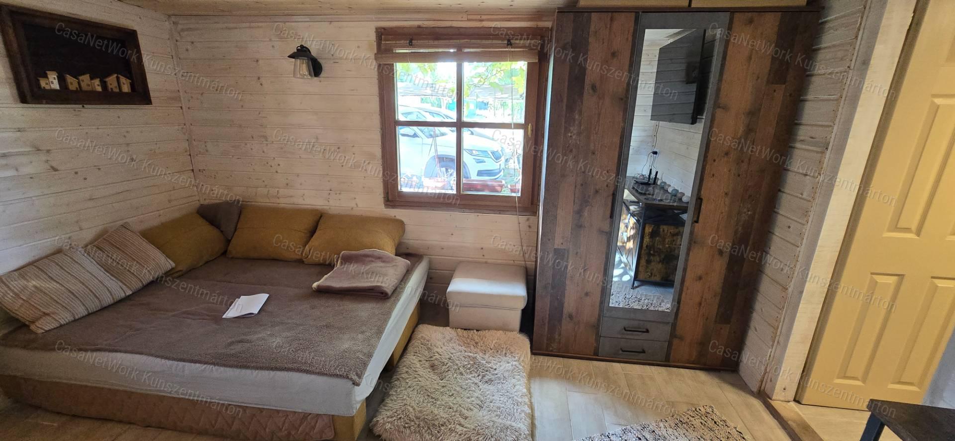 Tiszaalpáron a Holtágnál eladó telek, 31 m2-es nyaralóval