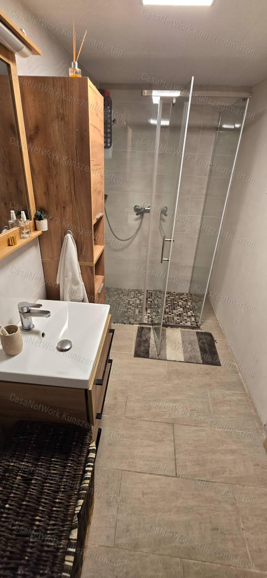 Tiszaalpáron a Holtágnál eladó telek, 31 m2-es nyaralóval