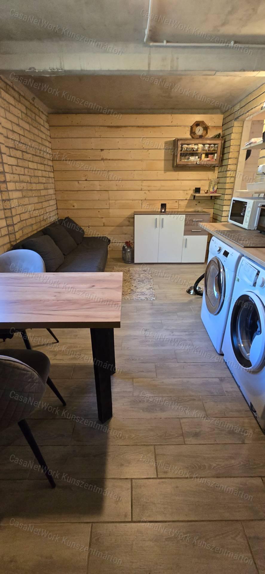 Tiszaalpáron a Holtágnál eladó telek, 31 m2-es nyaralóval