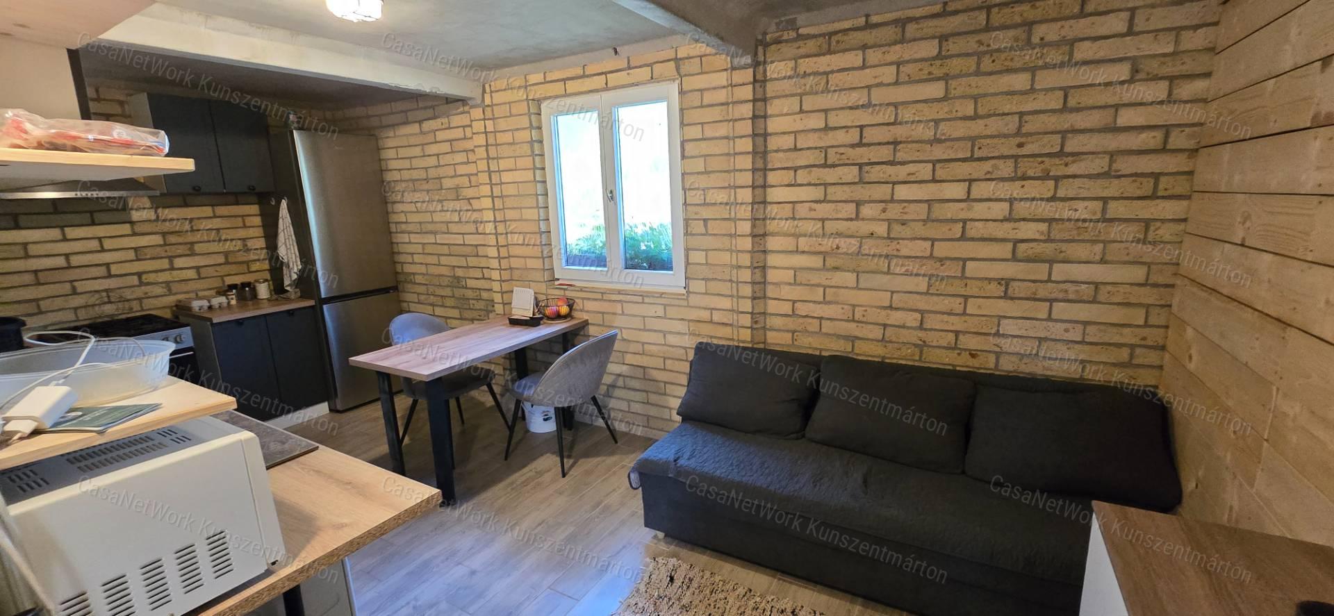 Tiszaalpáron a Holtágnál eladó telek, 31 m2-es nyaralóval
