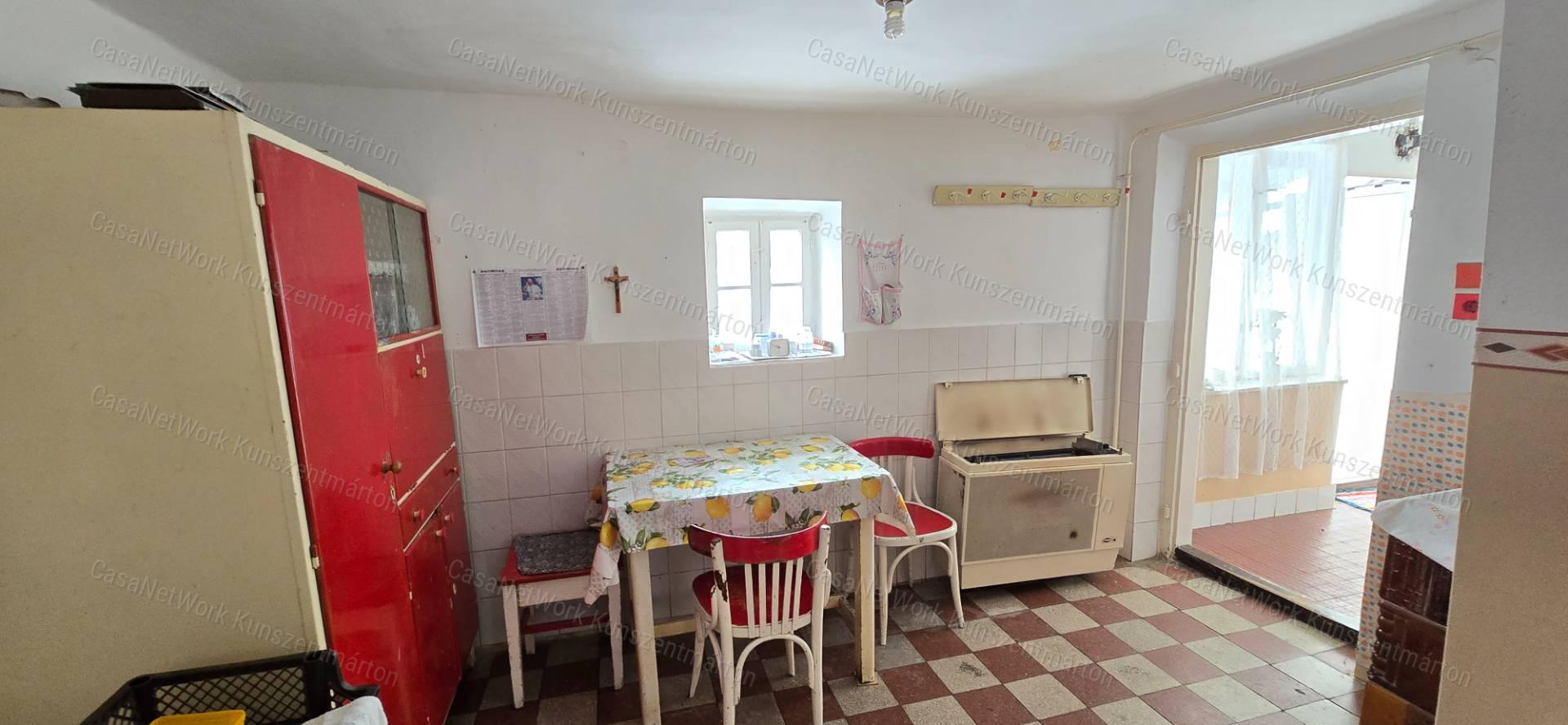 Cserkeszőlőn eladó 2 szobás, felújítandó családi ház