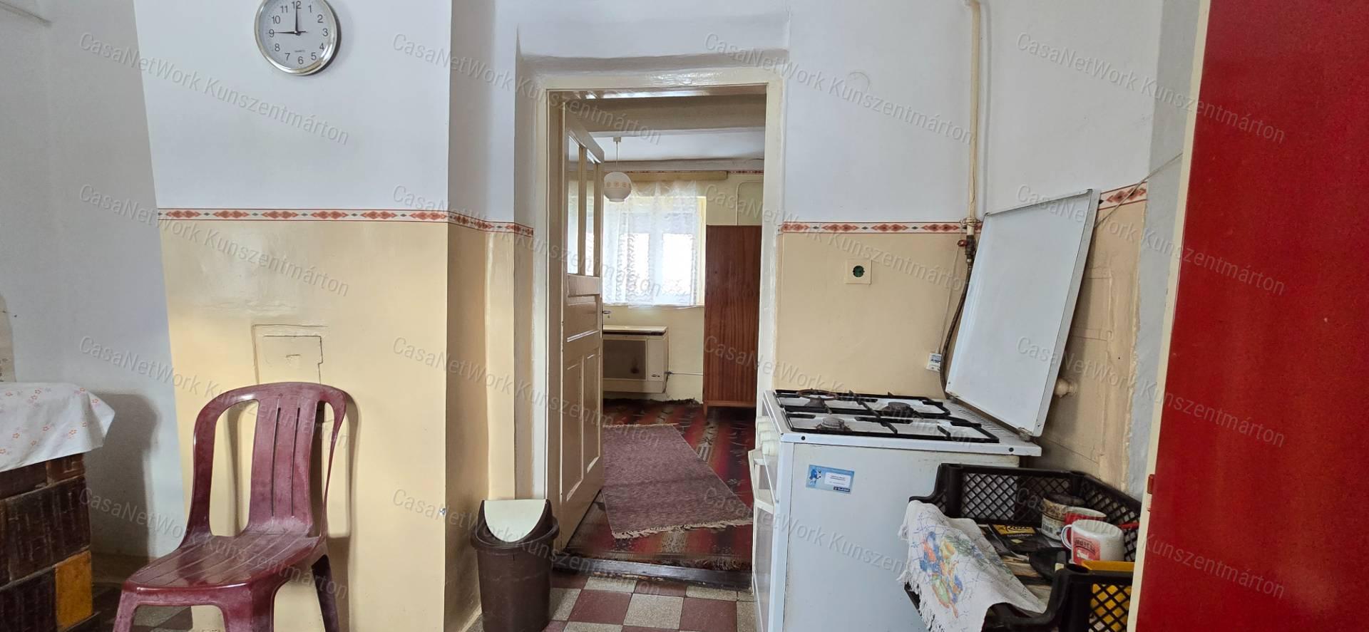 Cserkeszőlőn eladó 2 szobás, felújítandó családi ház