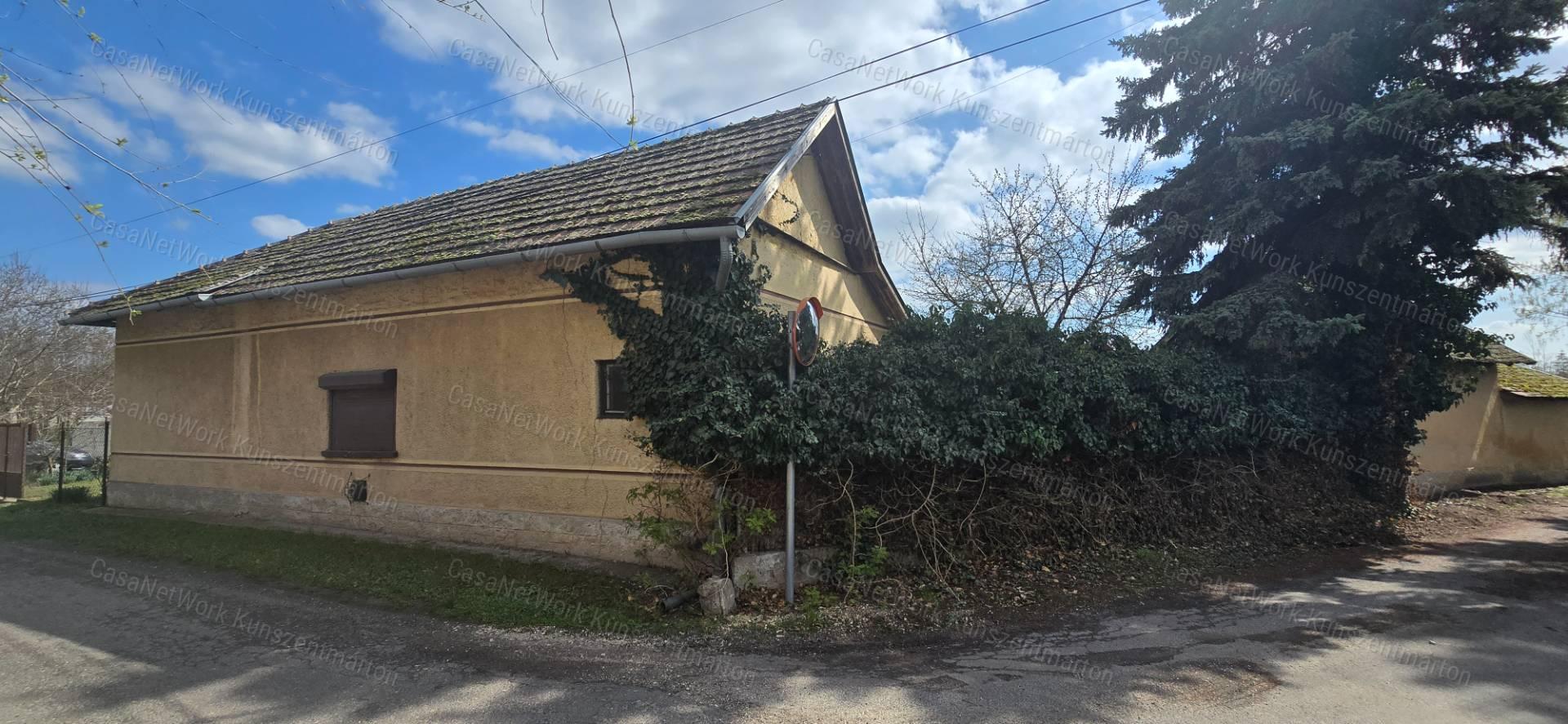 Cserkeszőlőn eladó 2 szobás, felújítandó családi ház
