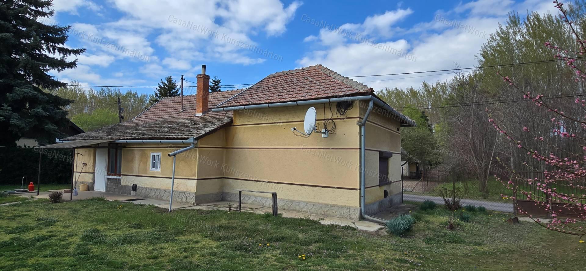 Cserkeszőlőn eladó 2 szobás, felújítandó családi ház