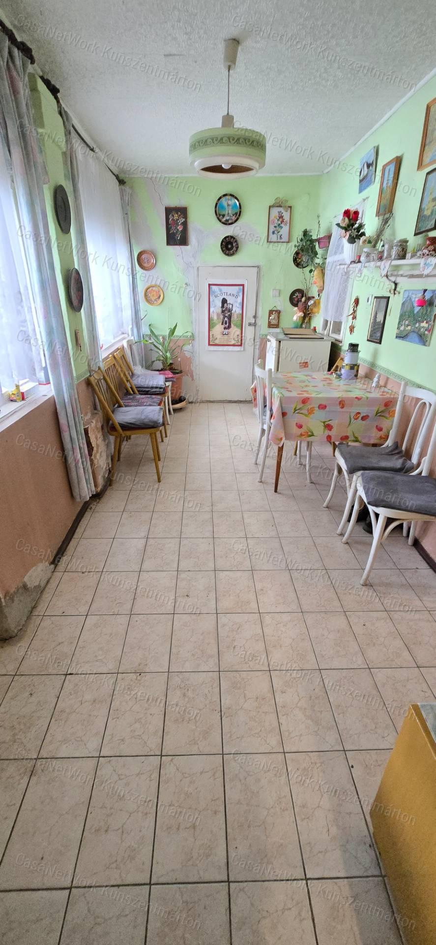 Cibakházán eladó, központhoz közel, 3 szobás családi ház