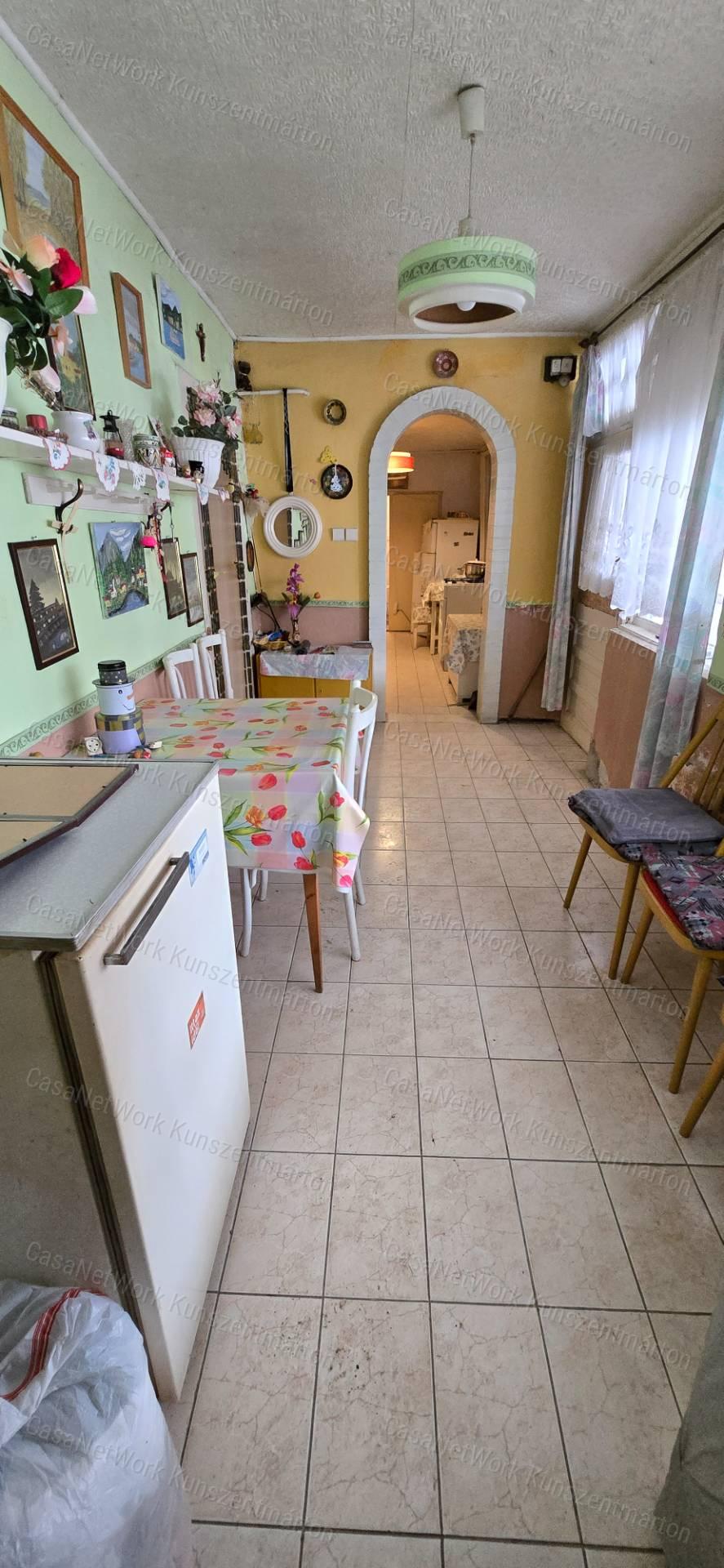 Cibakházán eladó, központhoz közel, 3 szobás családi ház