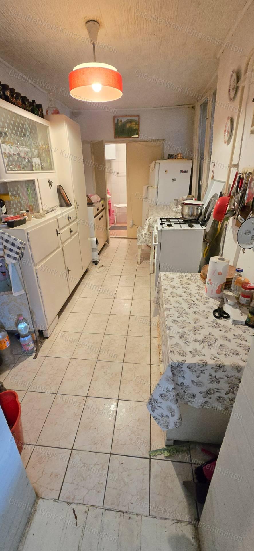 Cibakházán eladó, központhoz közel, 3 szobás családi ház