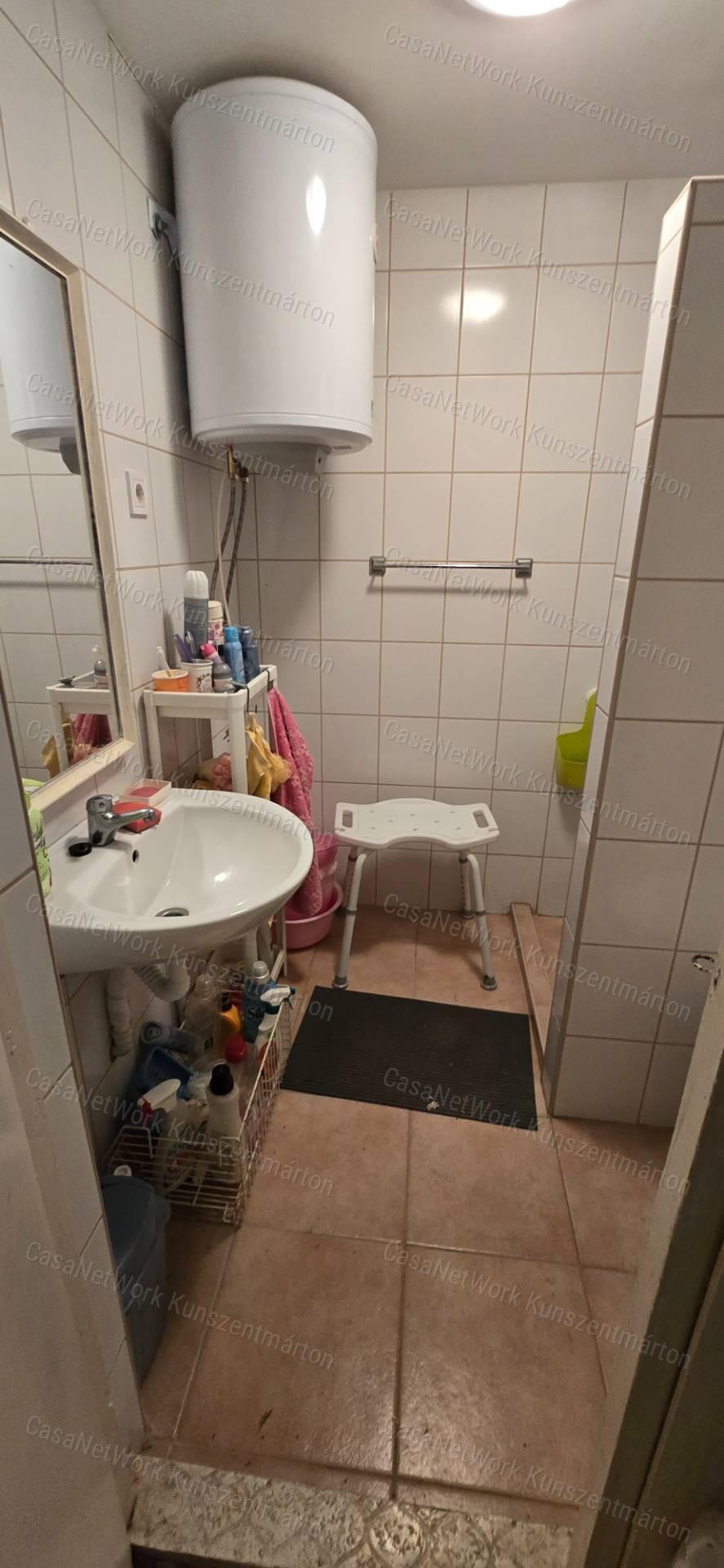 Cibakházán eladó, központhoz közel, 3 szobás családi ház