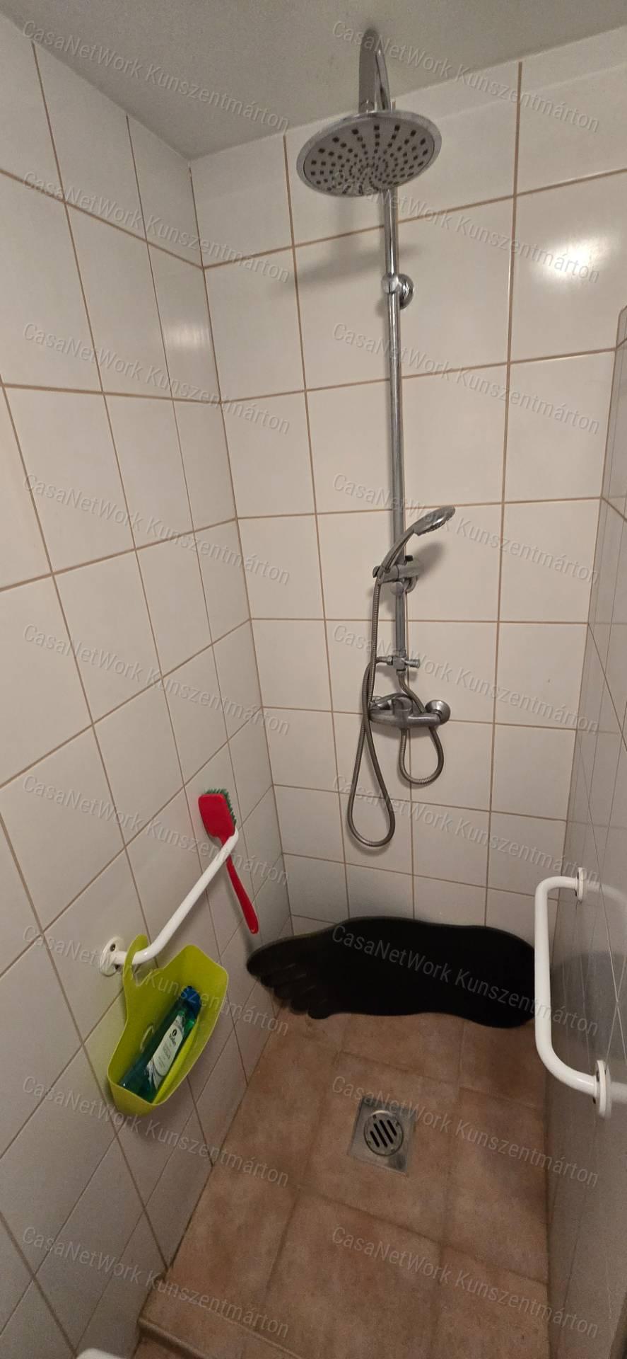 Cibakházán eladó, központhoz közel, 3 szobás családi ház