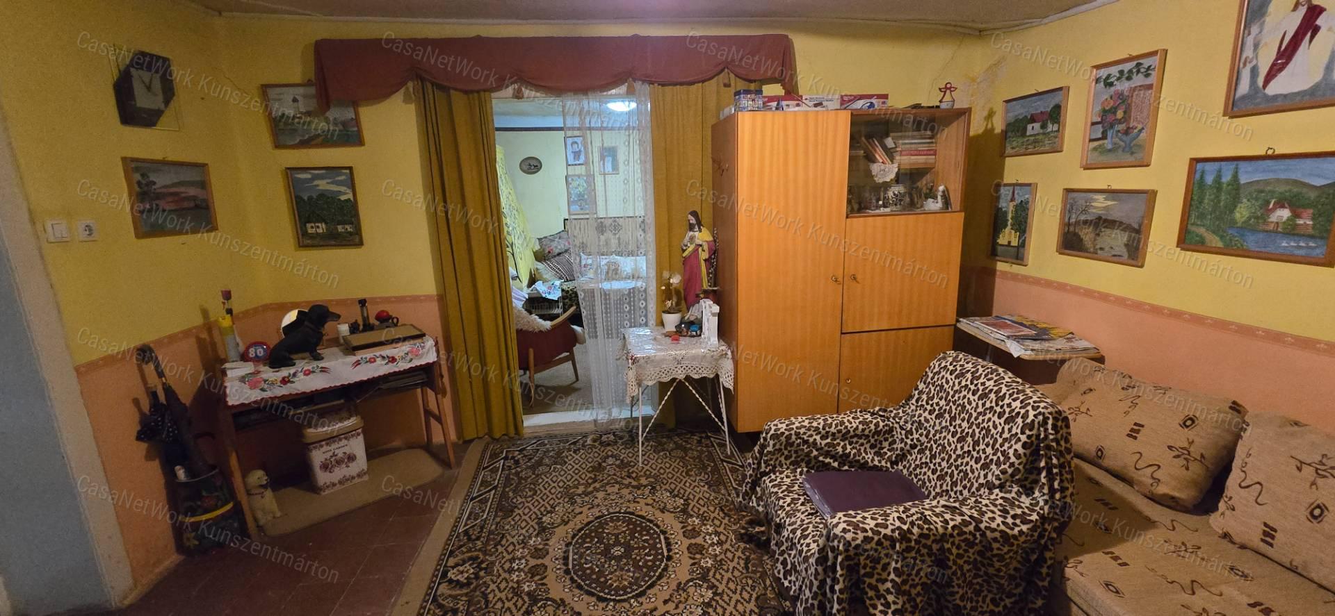 Cibakházán eladó, központhoz közel, 3 szobás családi ház