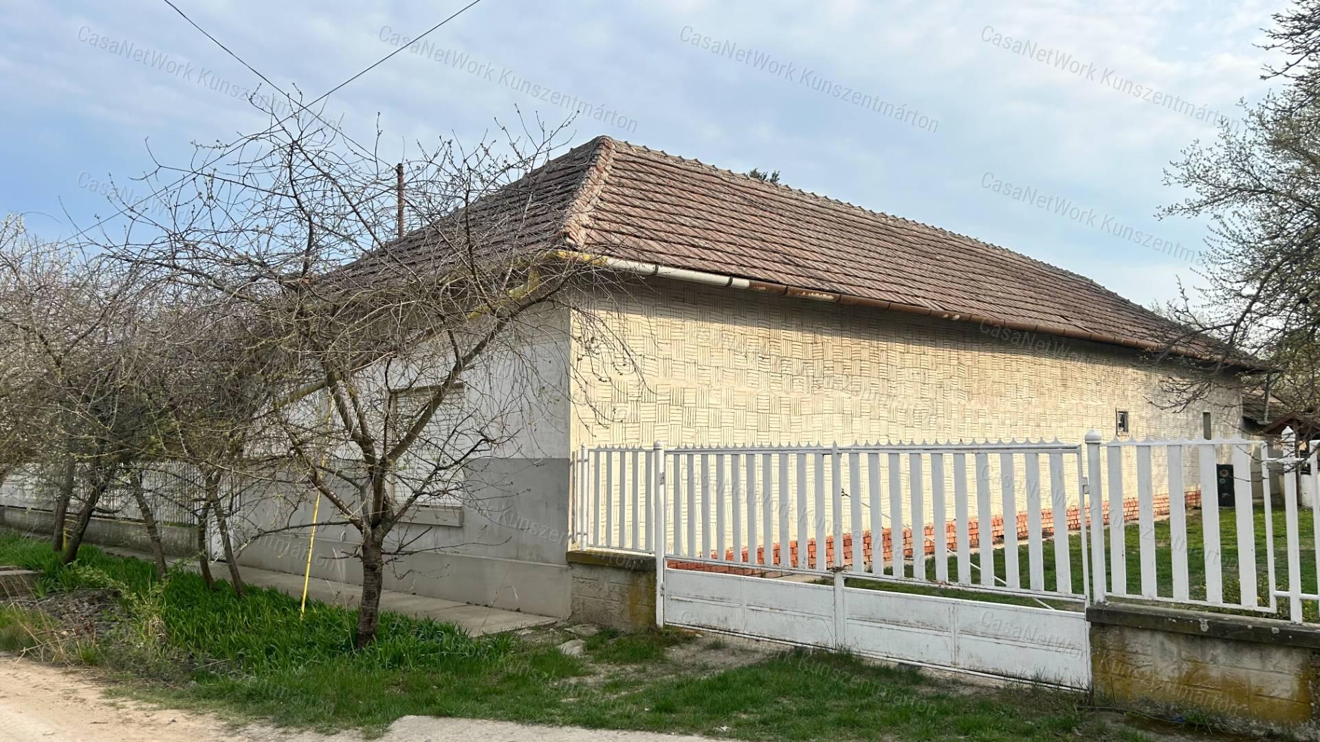 Cibakházán eladó, központhoz közel, 3 szobás családi ház