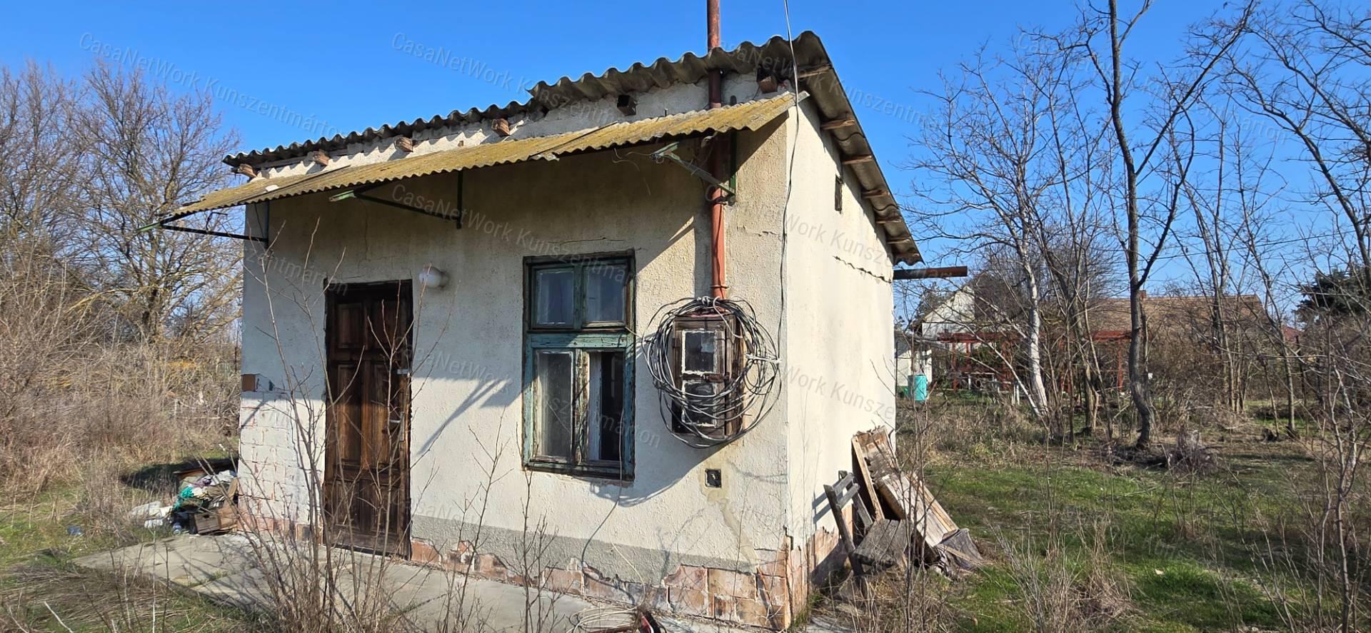 Cserkeszőlőn eladó 1802 nm-es telek, 13 nm-es téglaházzal