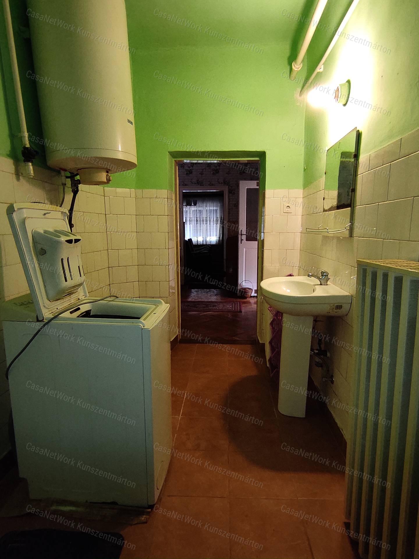 Szelevény központjában eladó 3 szobás, nappalis családi ház