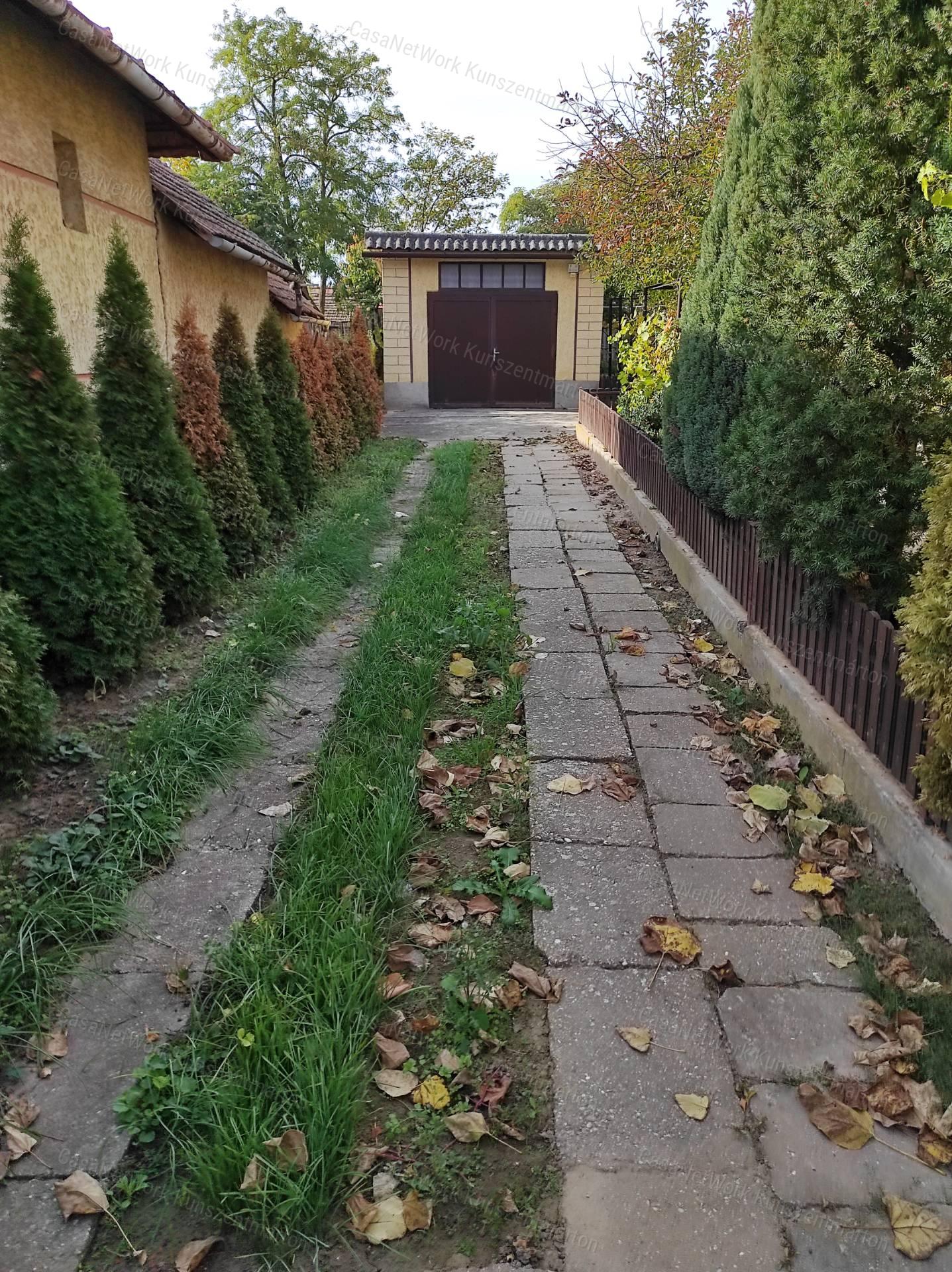 Szelevény központjában eladó 3 szobás, nappalis családi ház