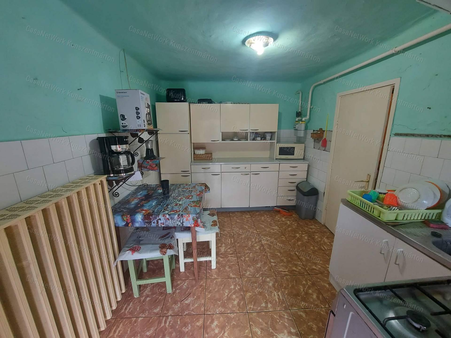 Szelevény központjában eladó 3 szobás, nappalis családi ház