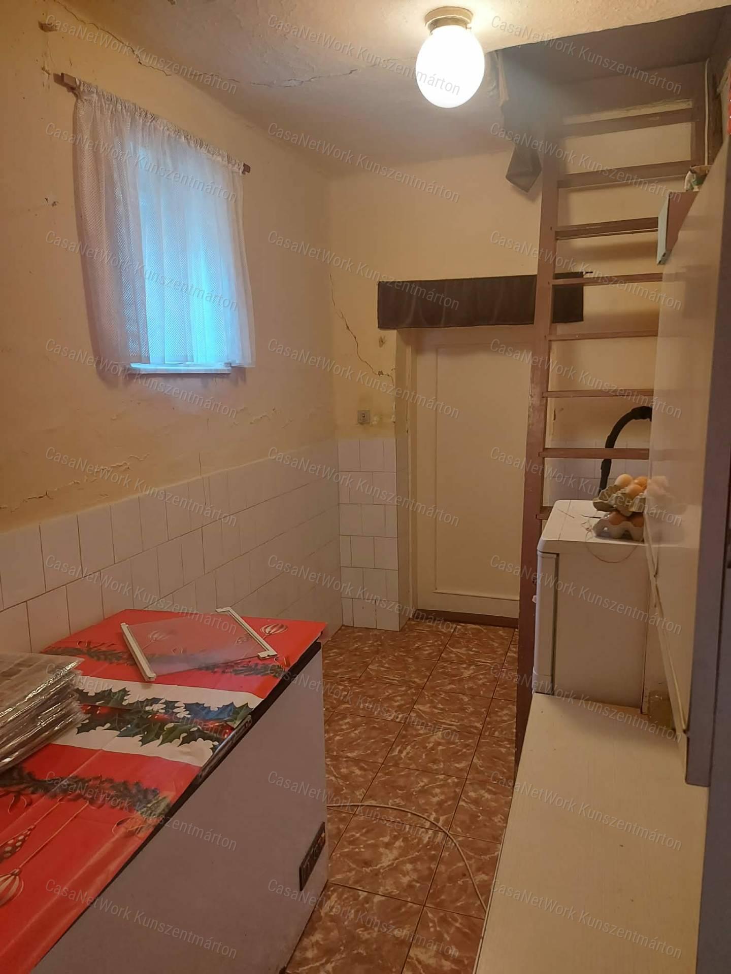 Szelevény központjában eladó 3 szobás, nappalis családi ház