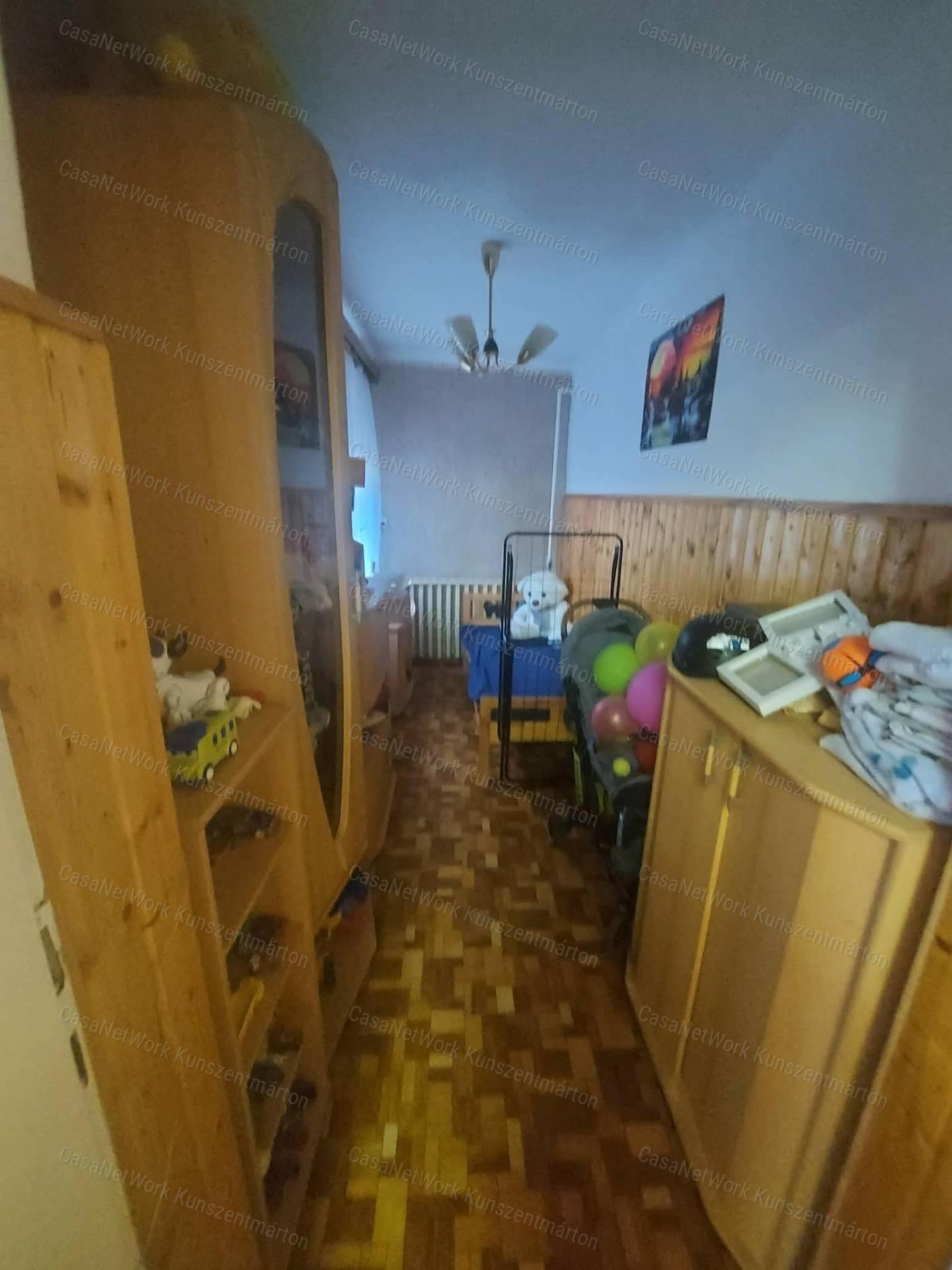 Szelevény központjában eladó 3 szobás, nappalis családi ház