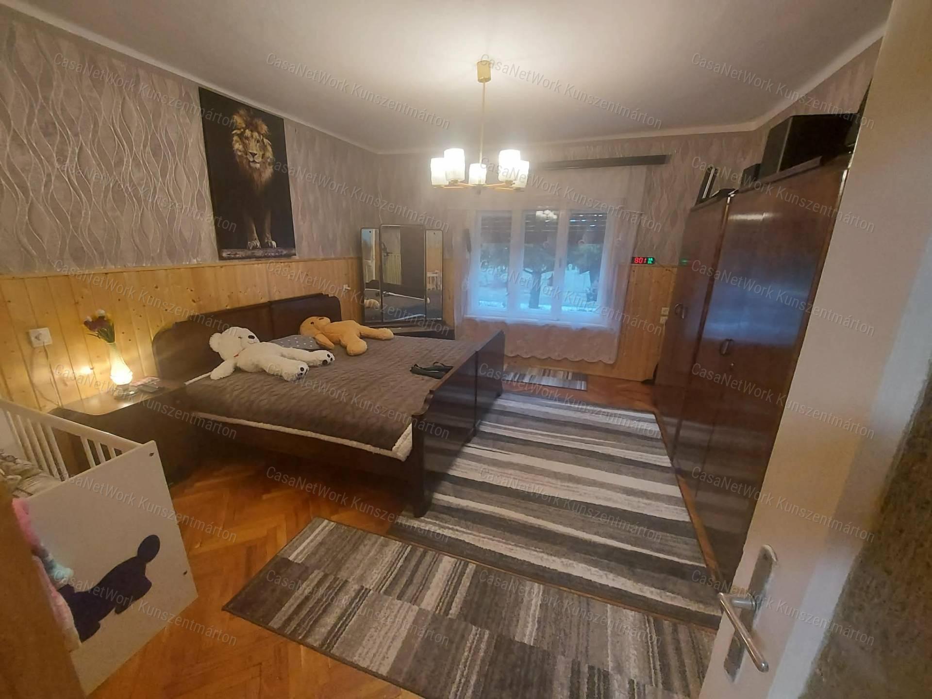 Szelevény központjában eladó 3 szobás, nappalis családi ház