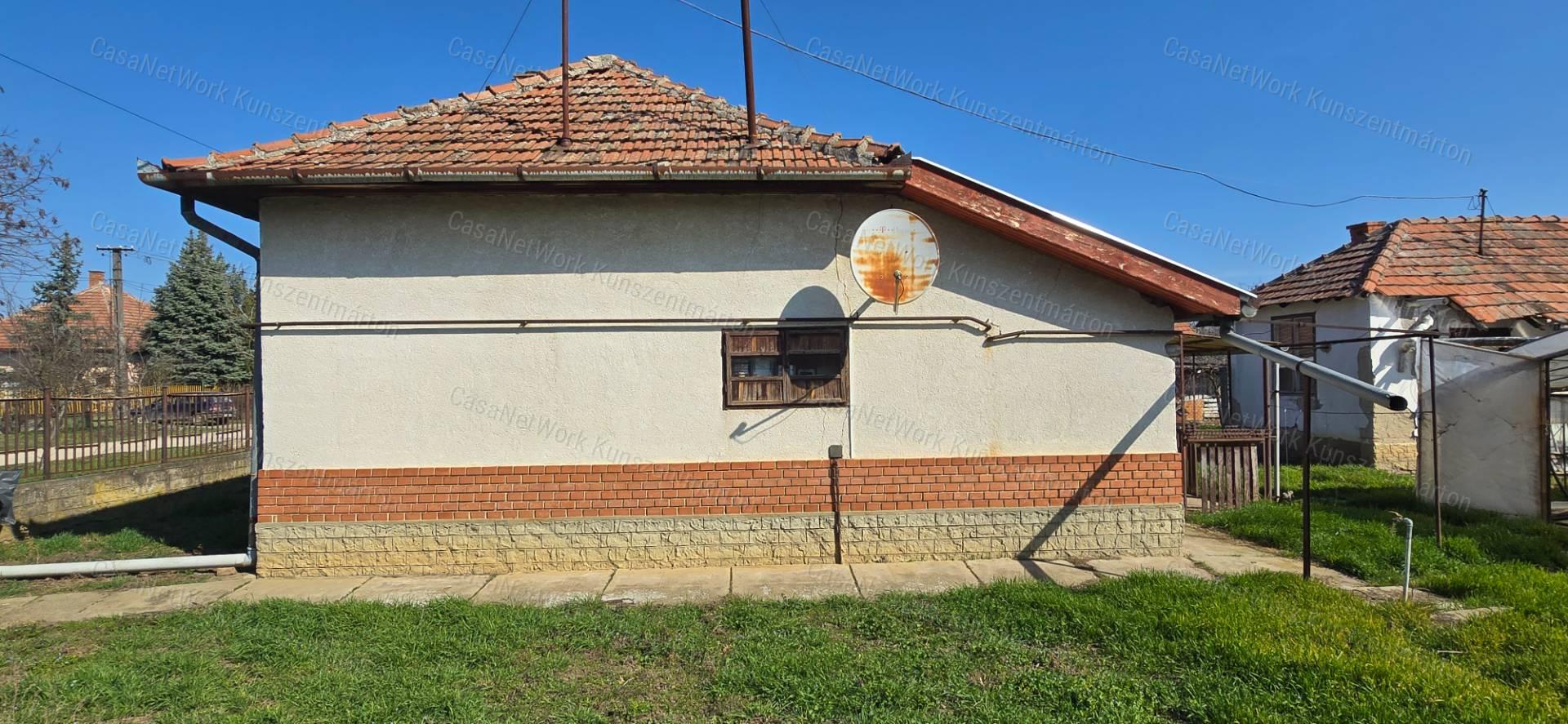 Cibakházán eladó 2 szobás családi ház, virágkertészeti fóliasátrakkal